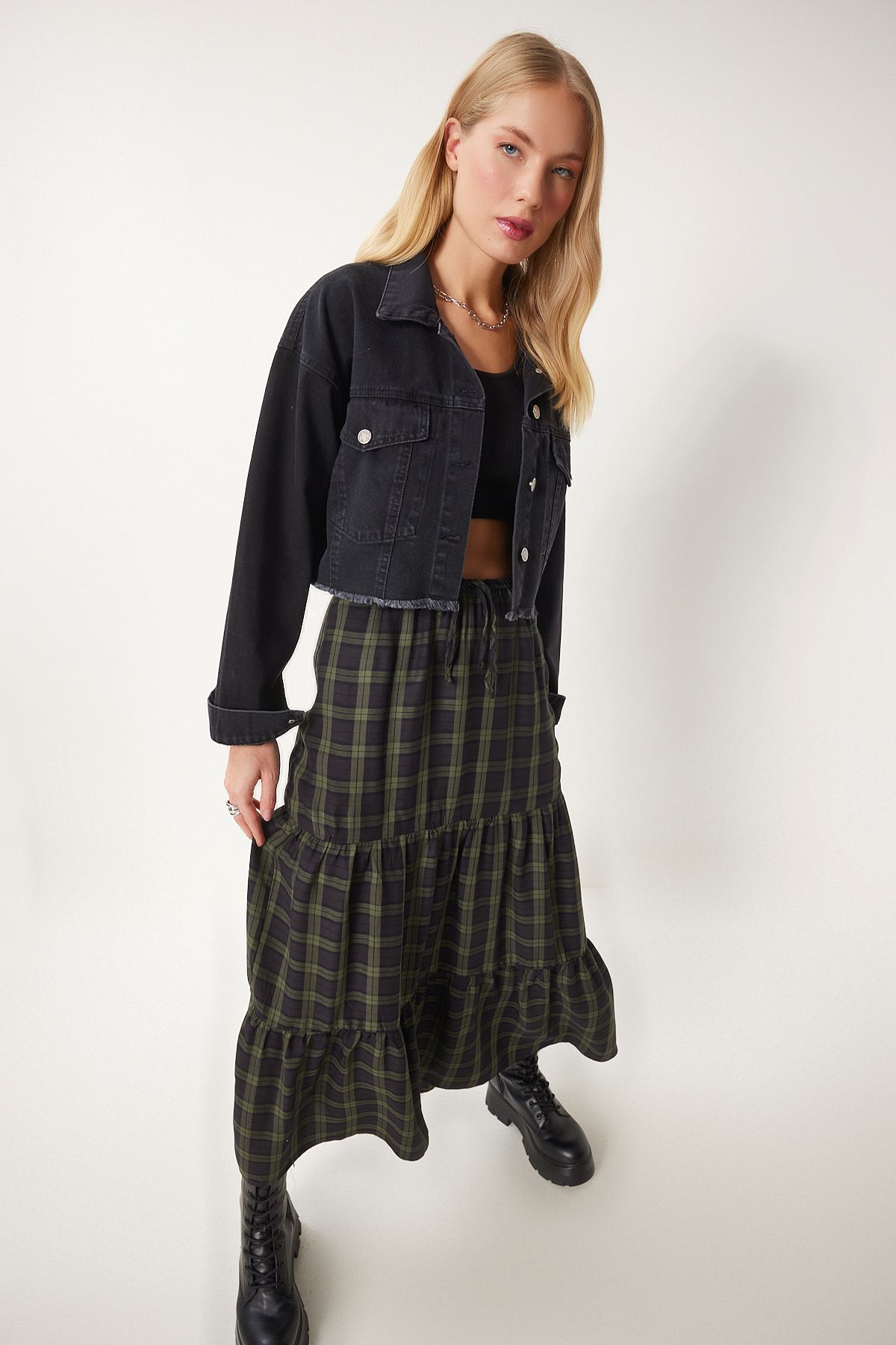Kadın Siyah Püskül Detaylı Denim Crop Ceket AN00214 Kadın Siyah Püskül Detaylı Denim Crop Ceket AN00214