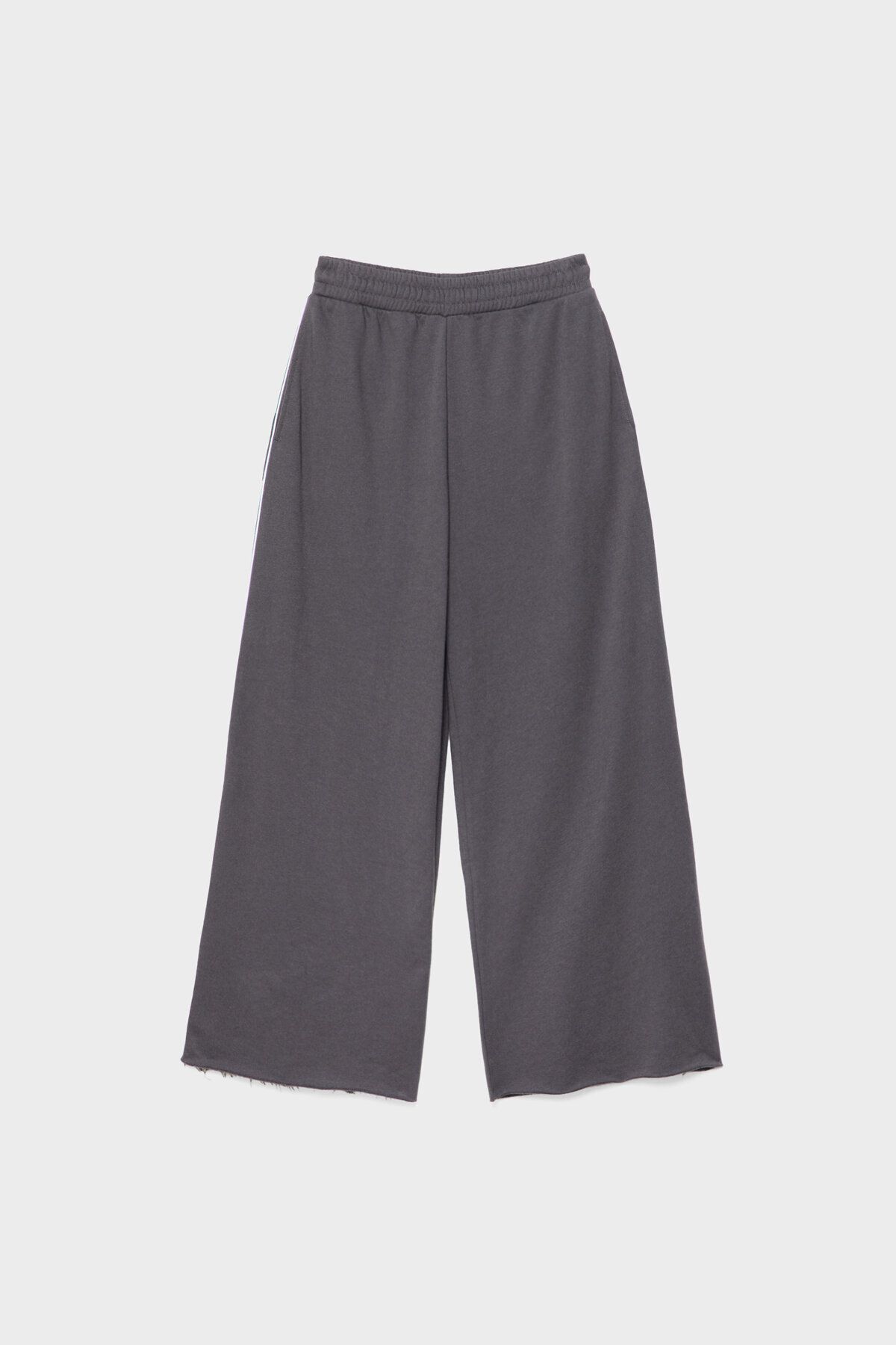 Şerit detaylı ve pamuklu geniş paça pantolon Şerit detaylı ve pamuklu geniş paça pantolon
