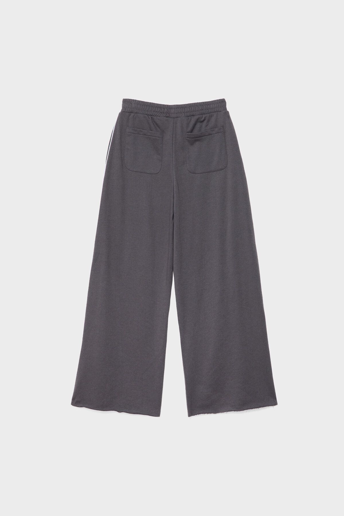 Şerit detaylı ve pamuklu geniş paça pantolon Şerit detaylı ve pamuklu geniş paça pantolon