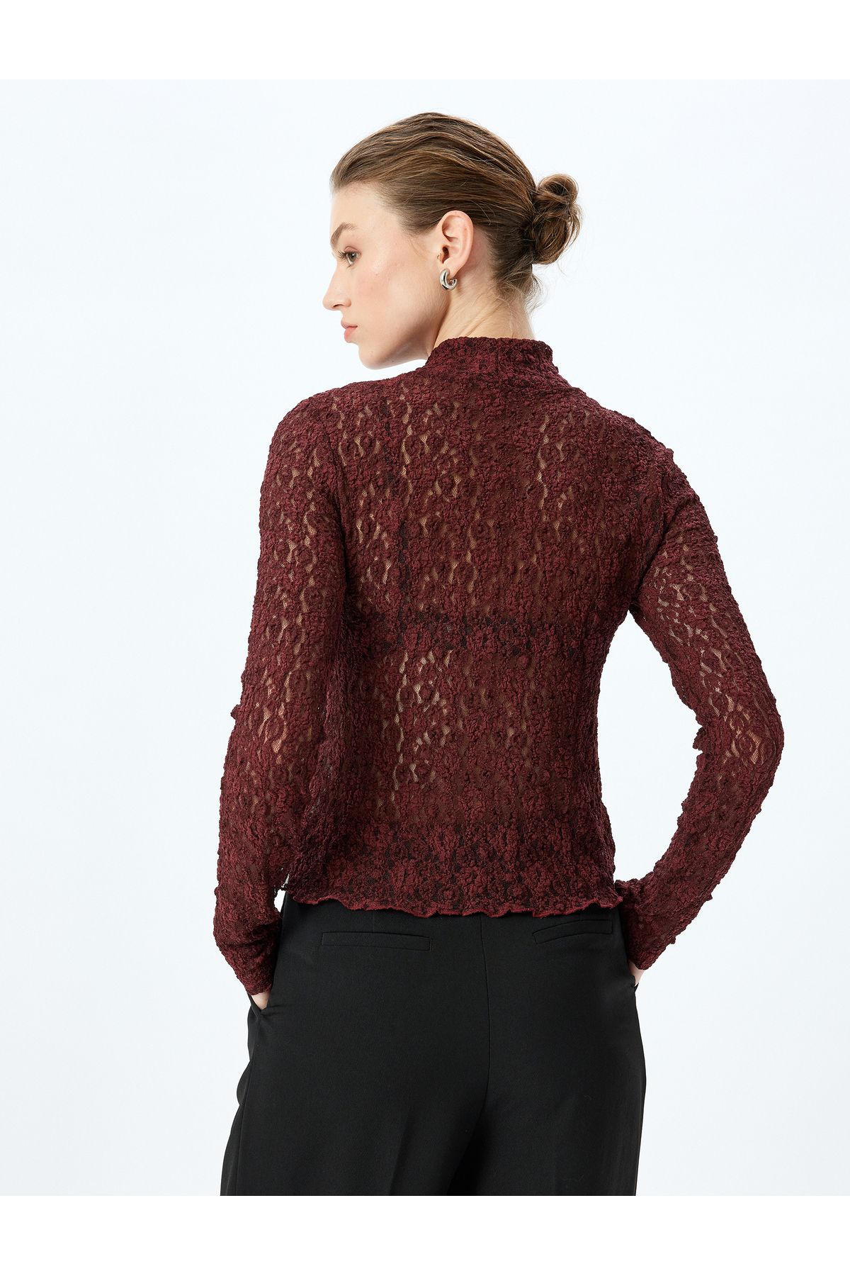 Slim Fit Uzun Kollu Dik Yaka Yarı Transparan Dantel Bluz Slim Fit Uzun Kollu Dik Yaka Yarı Transparan Dantel Bluz