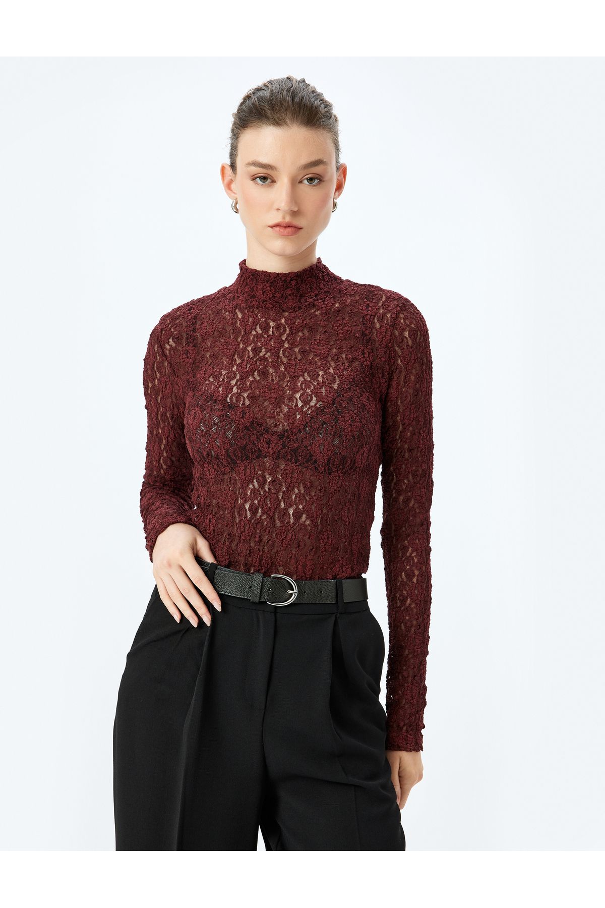 Slim Fit Uzun Kollu Dik Yaka Yarı Transparan Dantel Bluz Slim Fit Uzun Kollu Dik Yaka Yarı Transparan Dantel Bluz