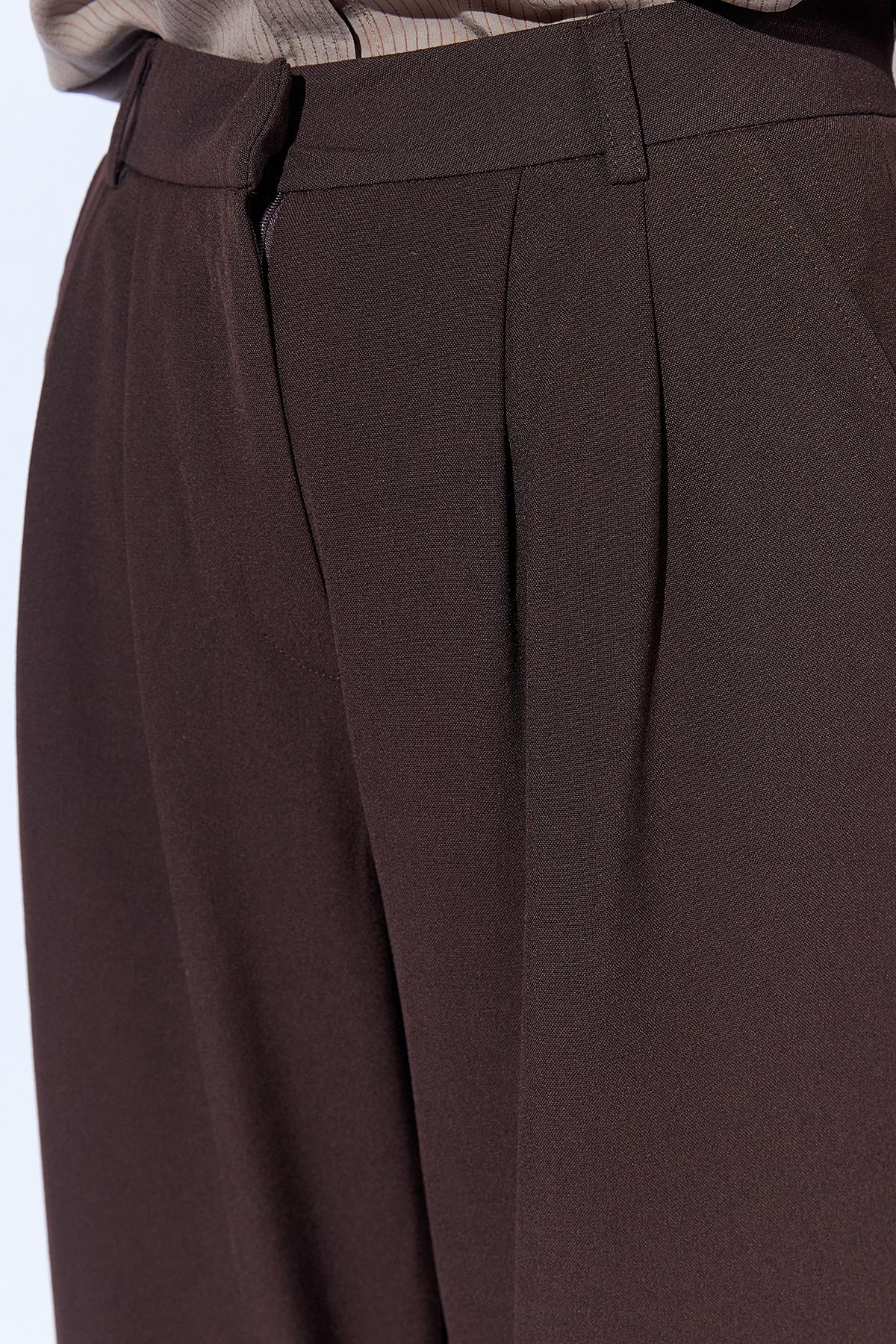 Poly Viskon Sof Dokulu Likralı Palozzo Kesim Pileli Kadın Pantolon | Kahve MKW669396-01 Poly Viskon Sof Dokulu Likralı Palozzo Kesim Pileli Kadın Pantolon | Kahve MKW669396-01