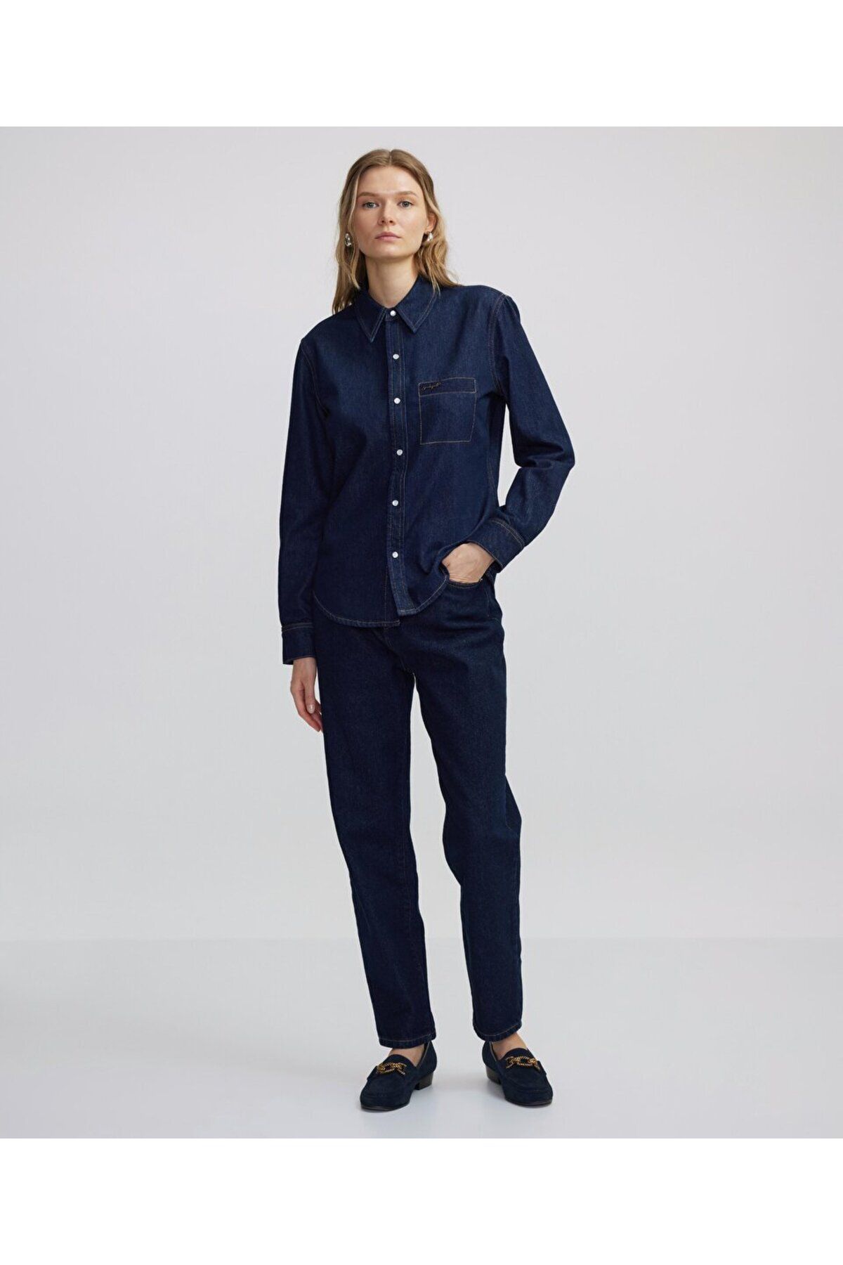 Metal aksesuarlı denim gömlek Metal aksesuarlı denim gömlek