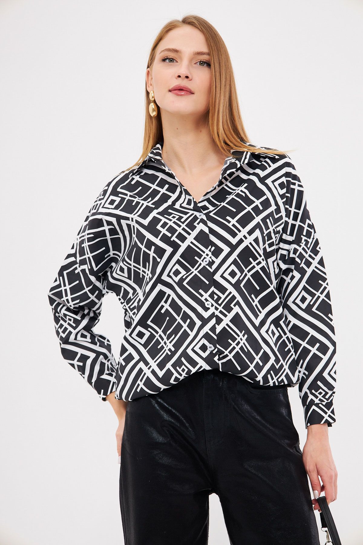 Kadın Siyah Kare Desen Oversize Uzun Basic Gömlek Arm-22Y001144 Kadın Siyah Kare Desen Oversize Uzun Basic Gömlek Arm-22Y001144
