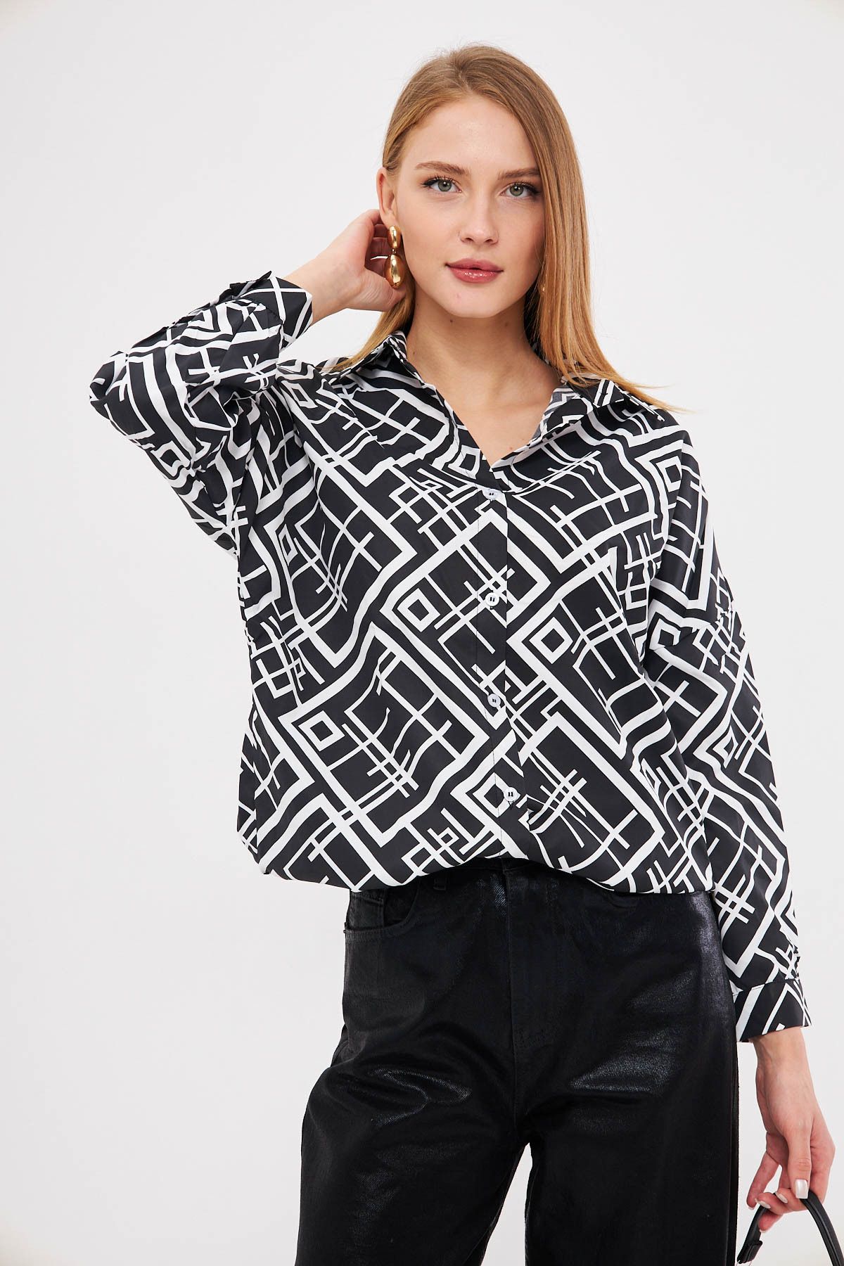 Kadın Siyah Kare Desen Oversize Uzun Basic Gömlek Arm-22Y001144 Kadın Siyah Kare Desen Oversize Uzun Basic Gömlek Arm-22Y001144