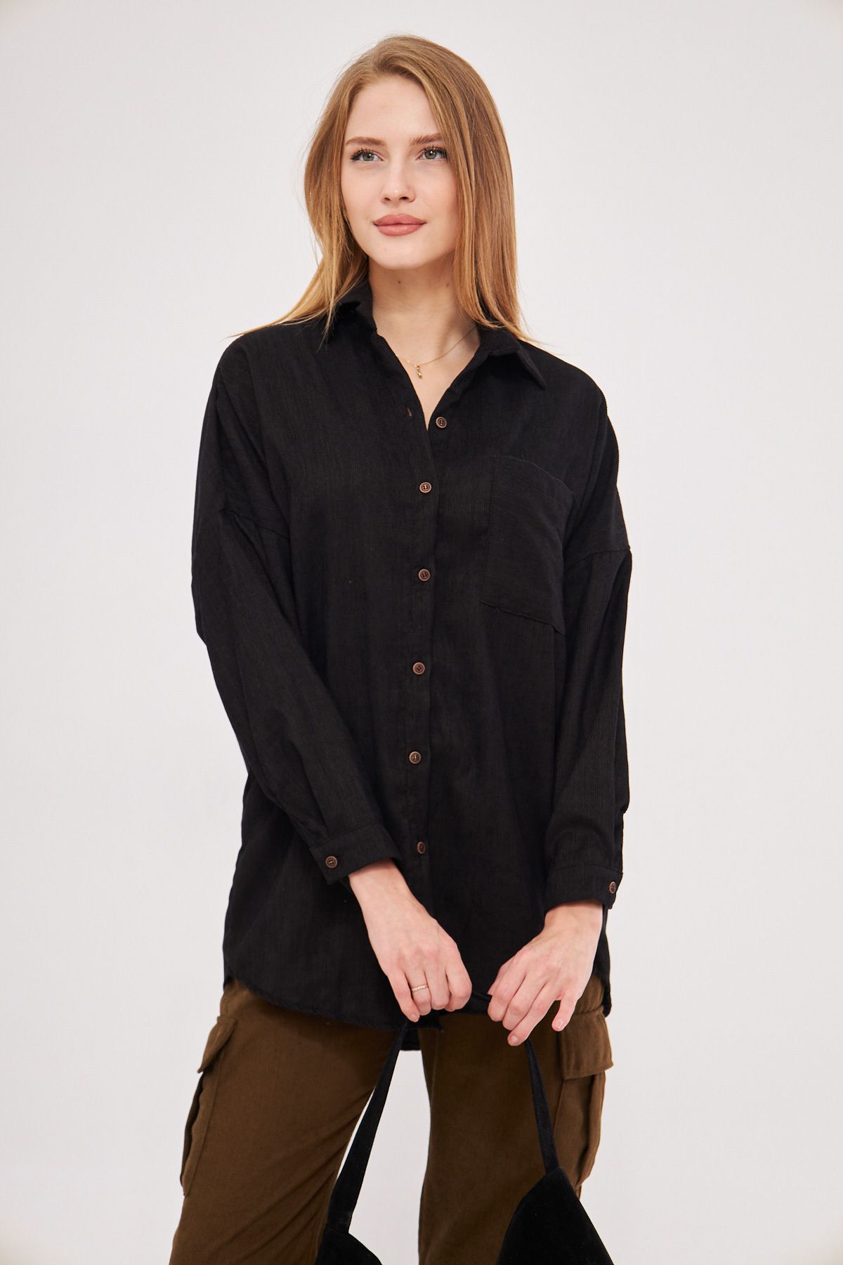 Kadın Siyah Cepli Oversize İnce Fitilli Kadife Gömlek ARM-24K001076 Kadın Siyah Cepli Oversize İnce Fitilli Kadife Gömlek ARM-24K001076