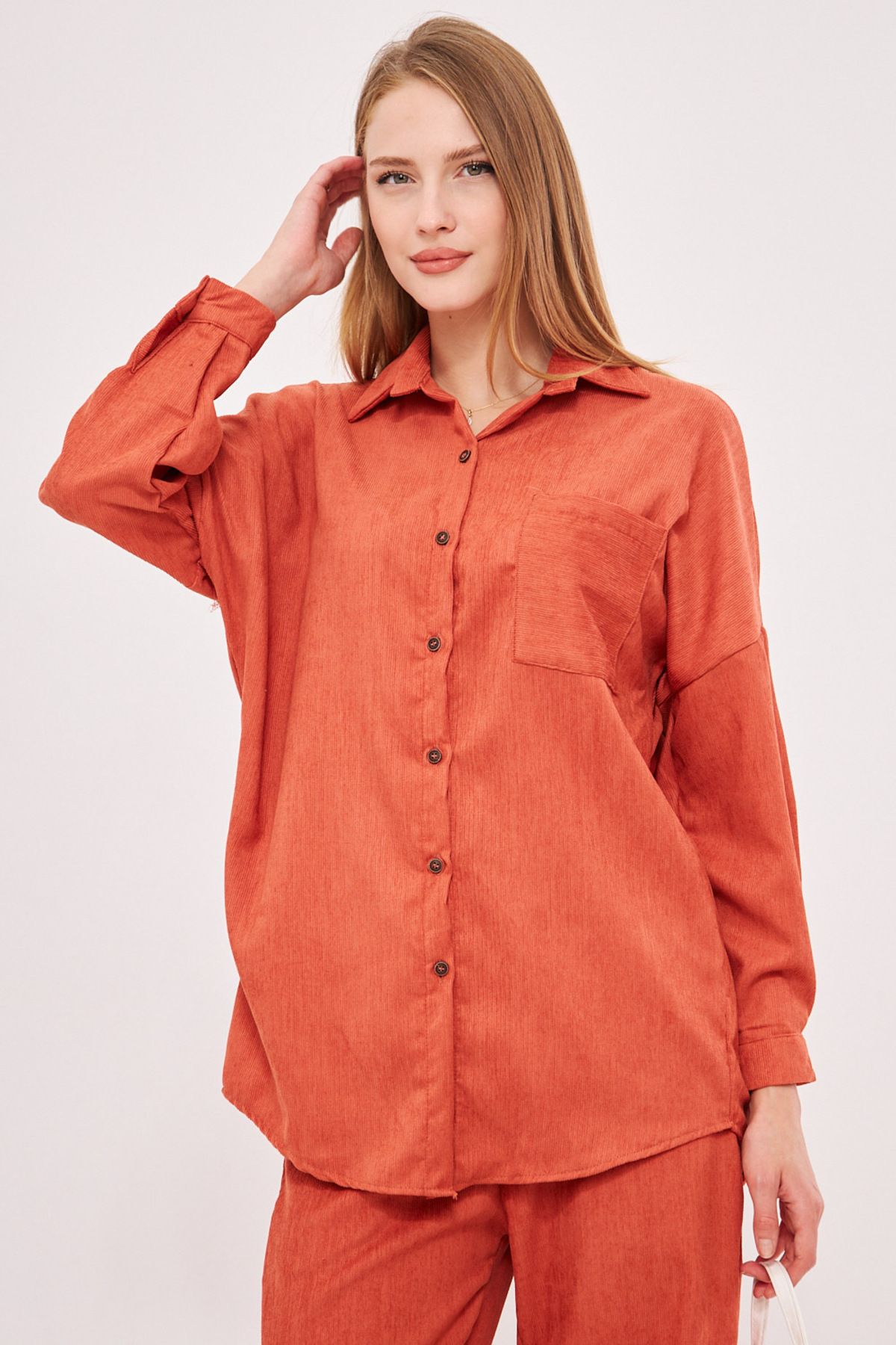 Kadın Somon Cepli Oversize İnce Fitilli Kadife Gömlek ARM-24K001076 Kadın Somon Cepli Oversize İnce Fitilli Kadife Gömlek ARM-24K001076