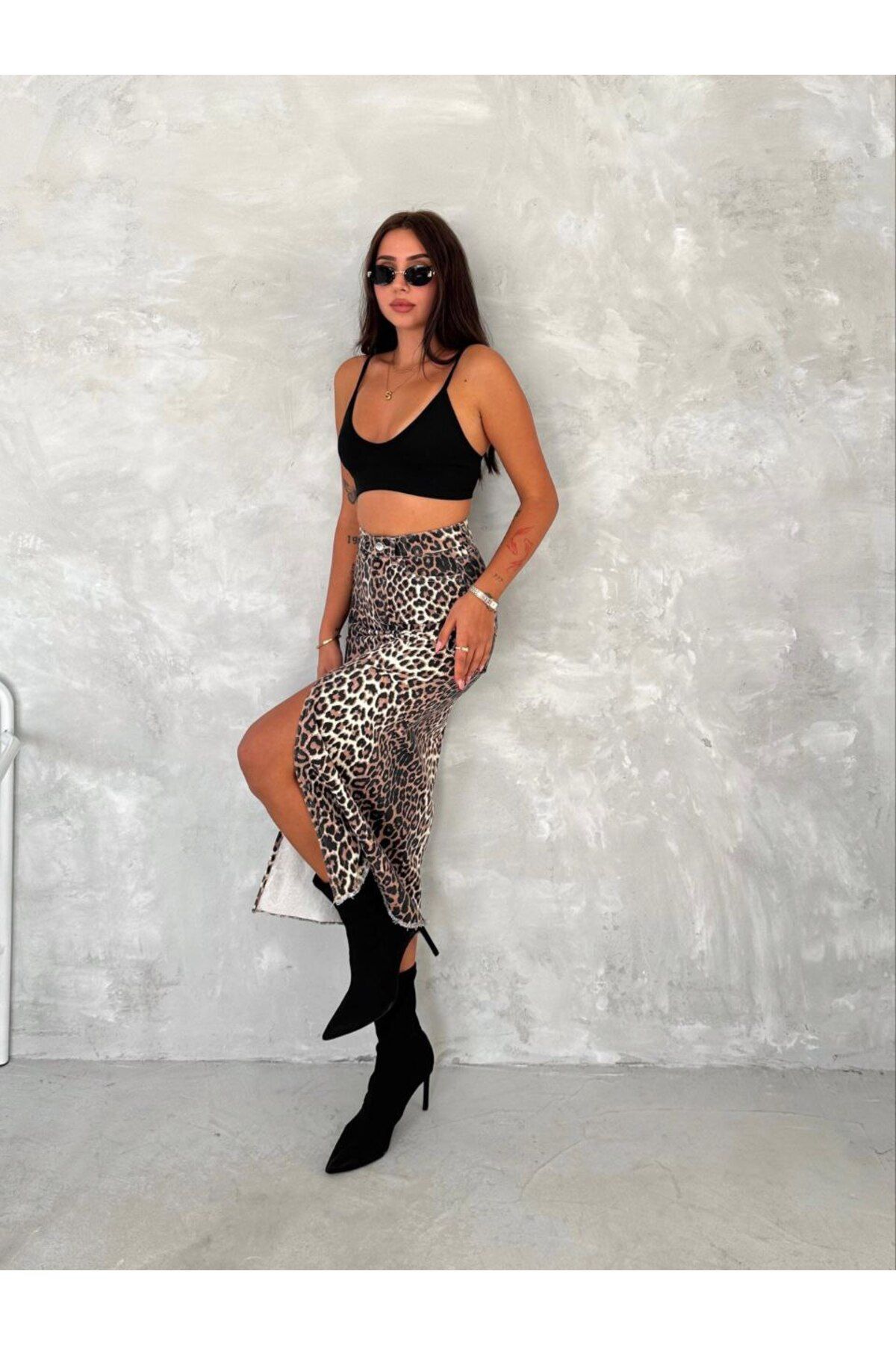 Leopar Desen Uzun Yırtmaçlı Midi Etek Leopar Desen Uzun Yırtmaçlı Midi Etek