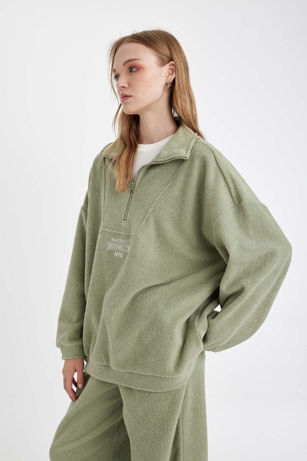 Oversize Geniş Kalıp Fermuarlı Dik Yaka Nakışlı Polar Sweatshirt Y2649az24wn