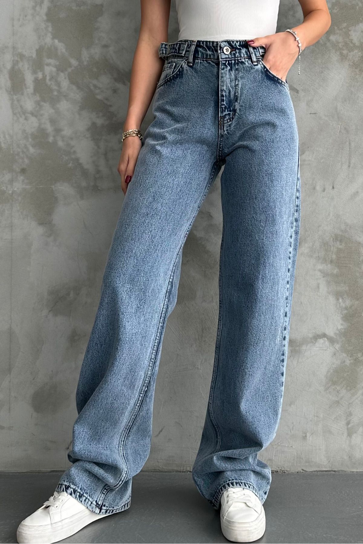 Kemeri Toka Detaylı Bol Kesim Geniş Paça Jean Pantolon Kemeri Toka Detaylı Bol Kesim Geniş Paça Jean Pantolon