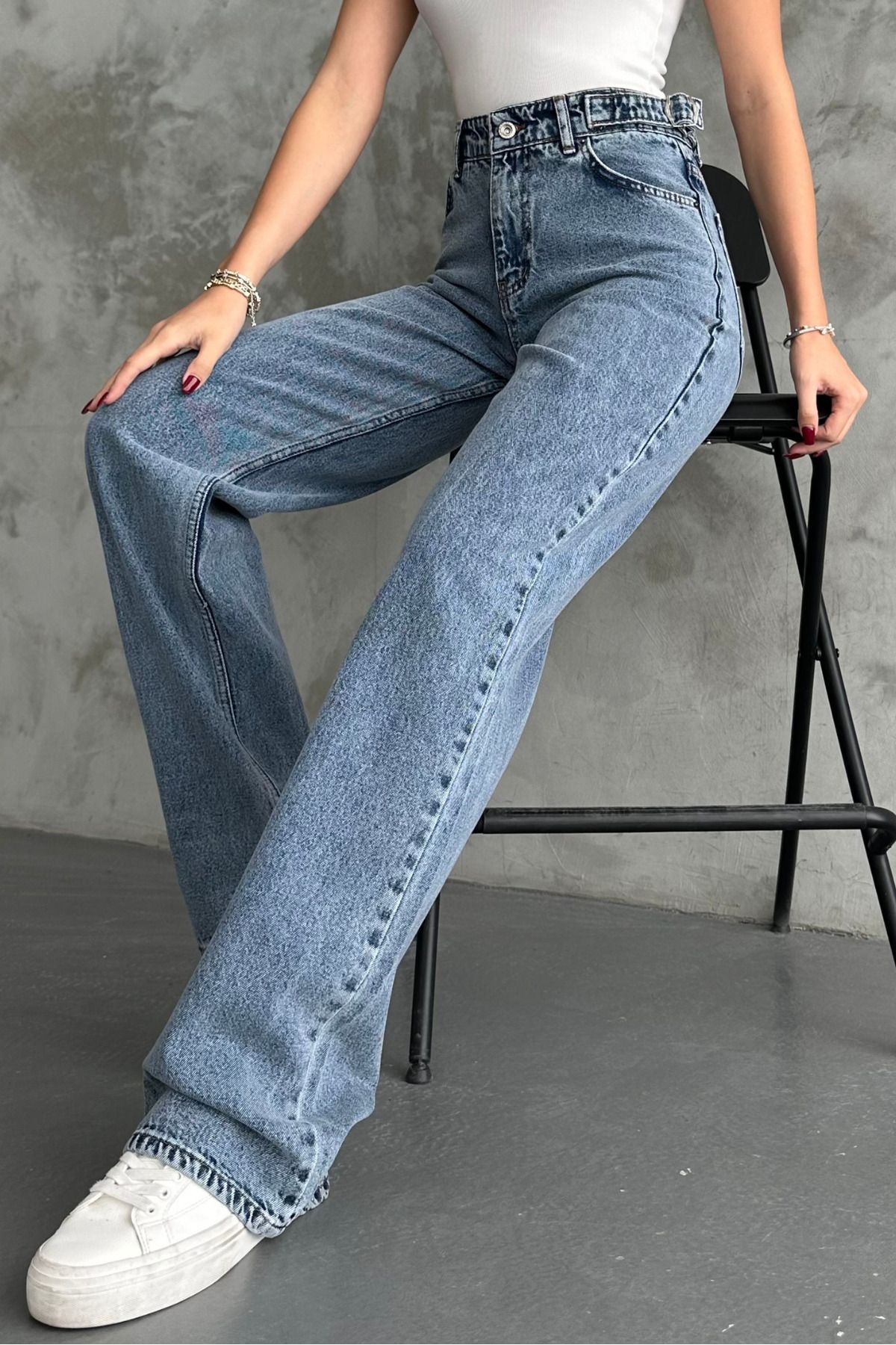 Kemeri Toka Detaylı Bol Kesim Geniş Paça Jean Pantolon Kemeri Toka Detaylı Bol Kesim Geniş Paça Jean Pantolon