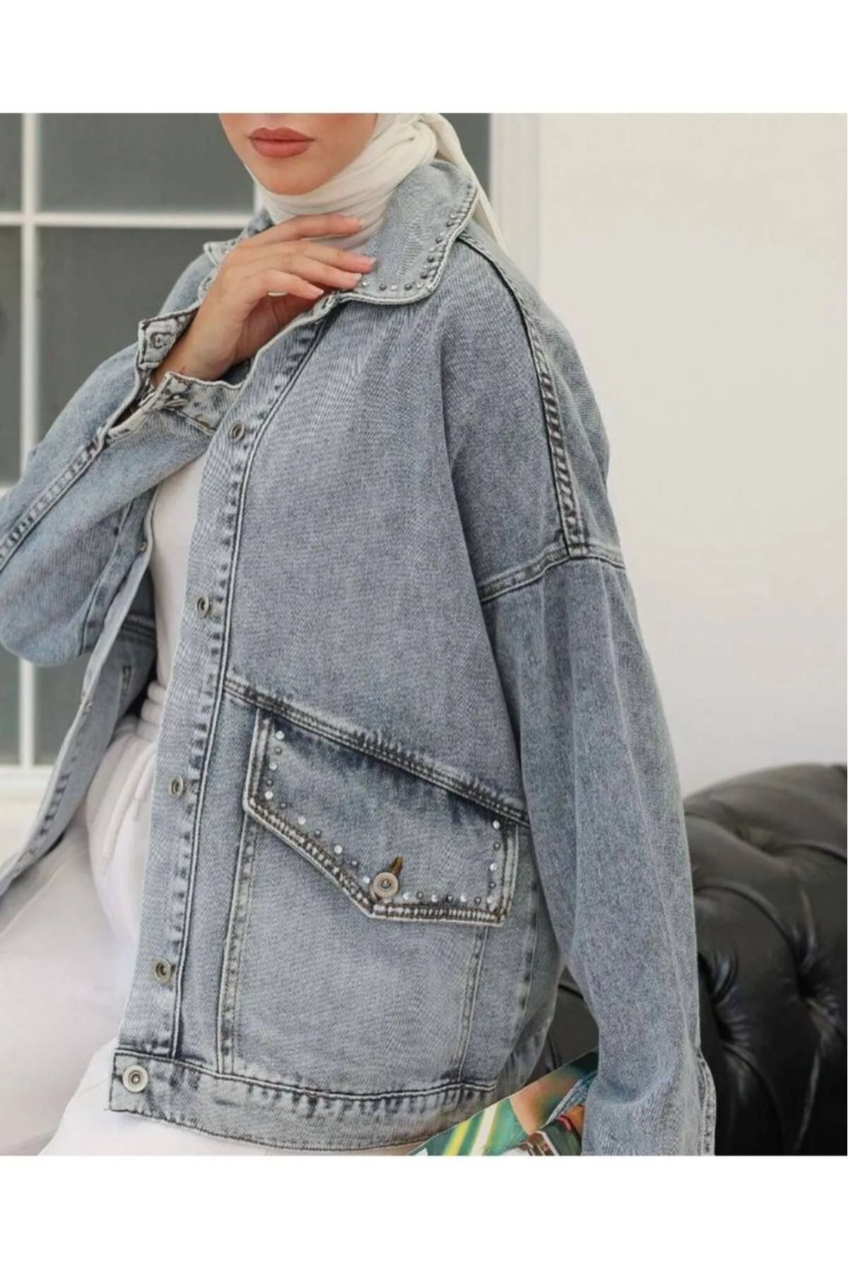 Kadın Yaka Ve Cep Taş Dataylı Düğmeli Oversize Denim Açık Mavi Kot Ceket