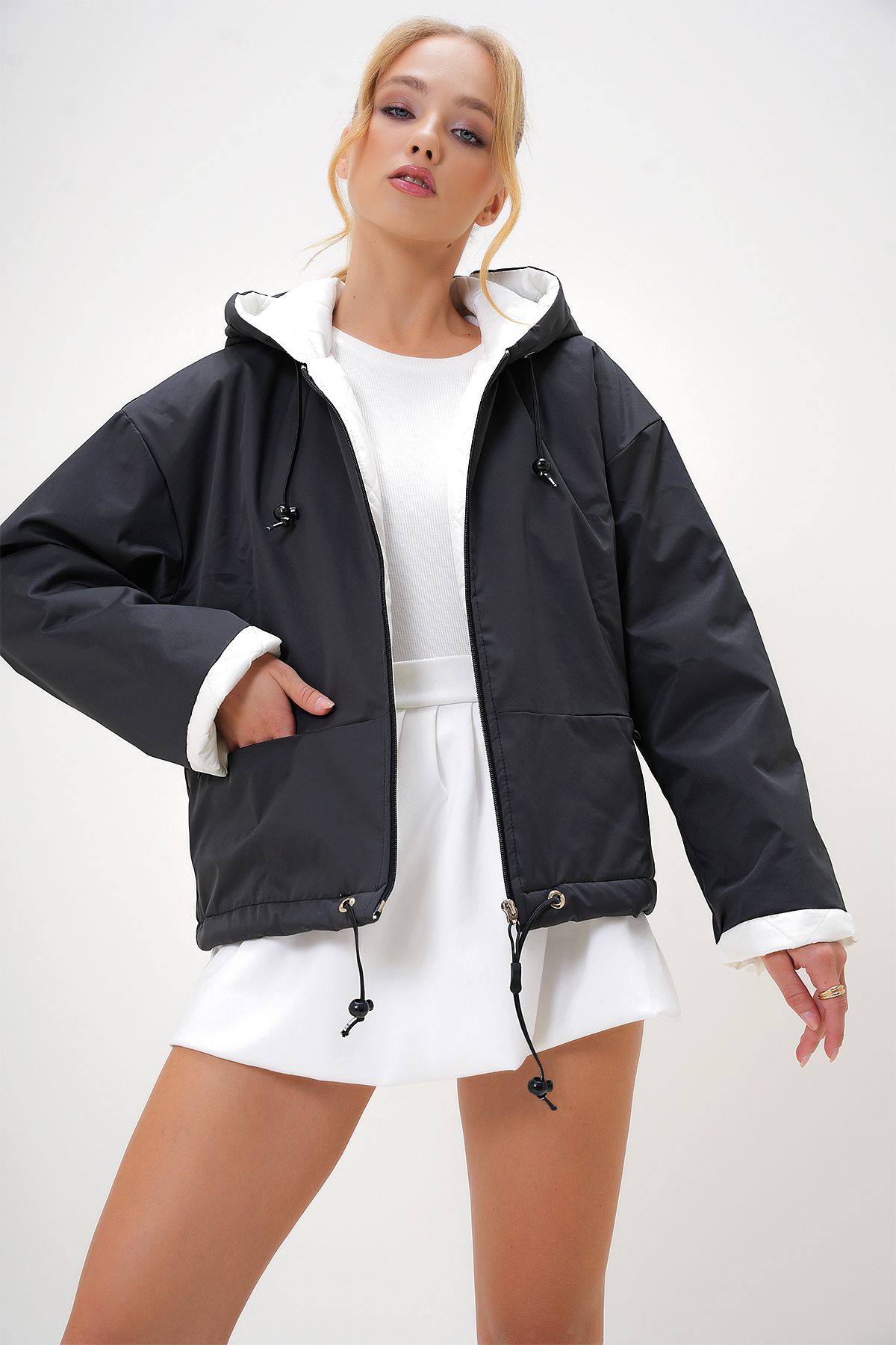 Kadın Siyah Kapüşonlu Gizli Cepli İçi Astarlı Ve Dolgulu Mont ALC-X13134