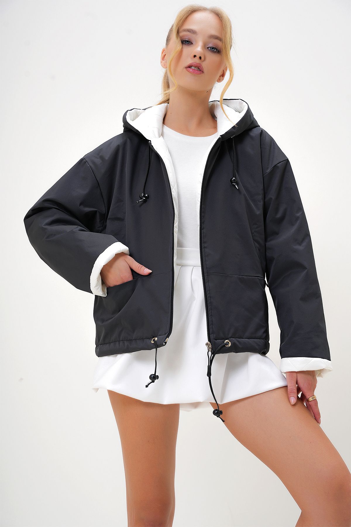 Kadın Siyah Kapüşonlu Gizli Cepli İçi Astarlı Ve Dolgulu Mont ALC-X13134