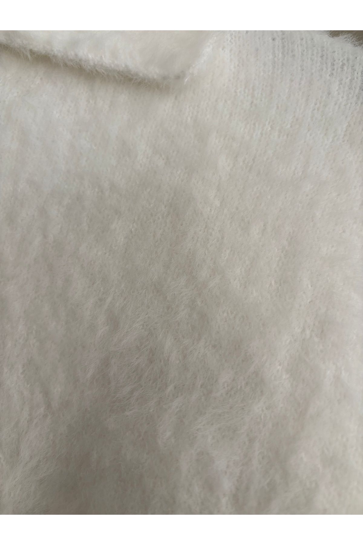 Yumoş Şık Düğmeli Beyaz Kadın Hırka Yumoş Şık Düğmeli Beyaz Kadın Hırka