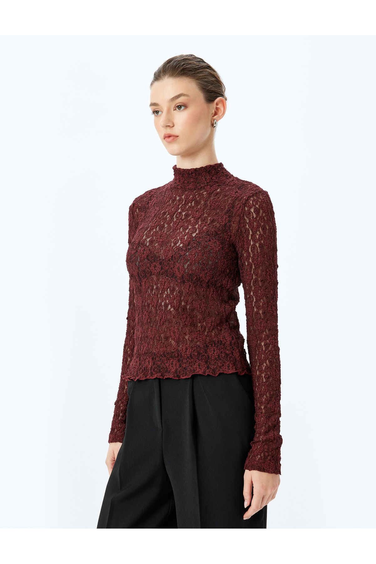 Slim Fit Uzun Kollu Dik Yaka Yarı Transparan Dantel Bluz Slim Fit Uzun Kollu Dik Yaka Yarı Transparan Dantel Bluz