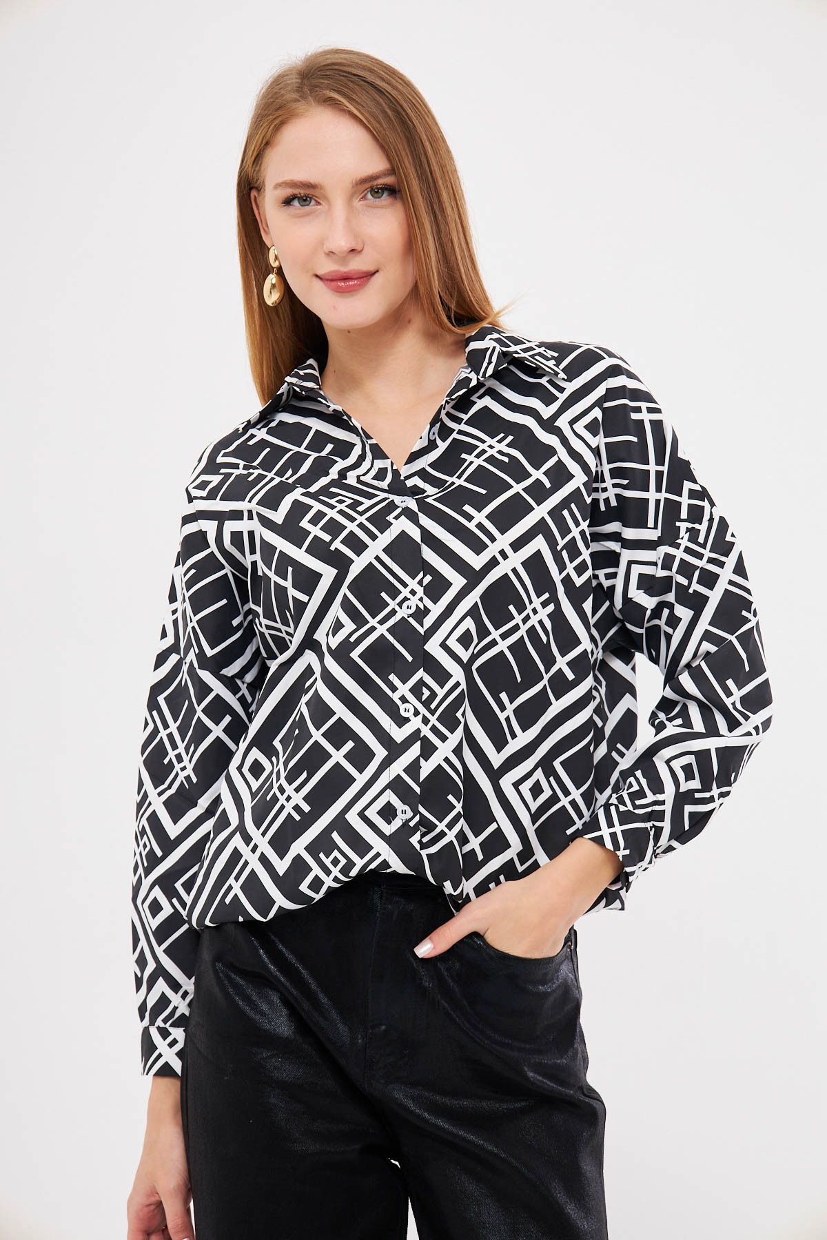 Kadın Siyah Kare Desen Oversize Uzun Basic Gömlek Arm-22Y001144 Kadın Siyah Kare Desen Oversize Uzun Basic Gömlek Arm-22Y001144
