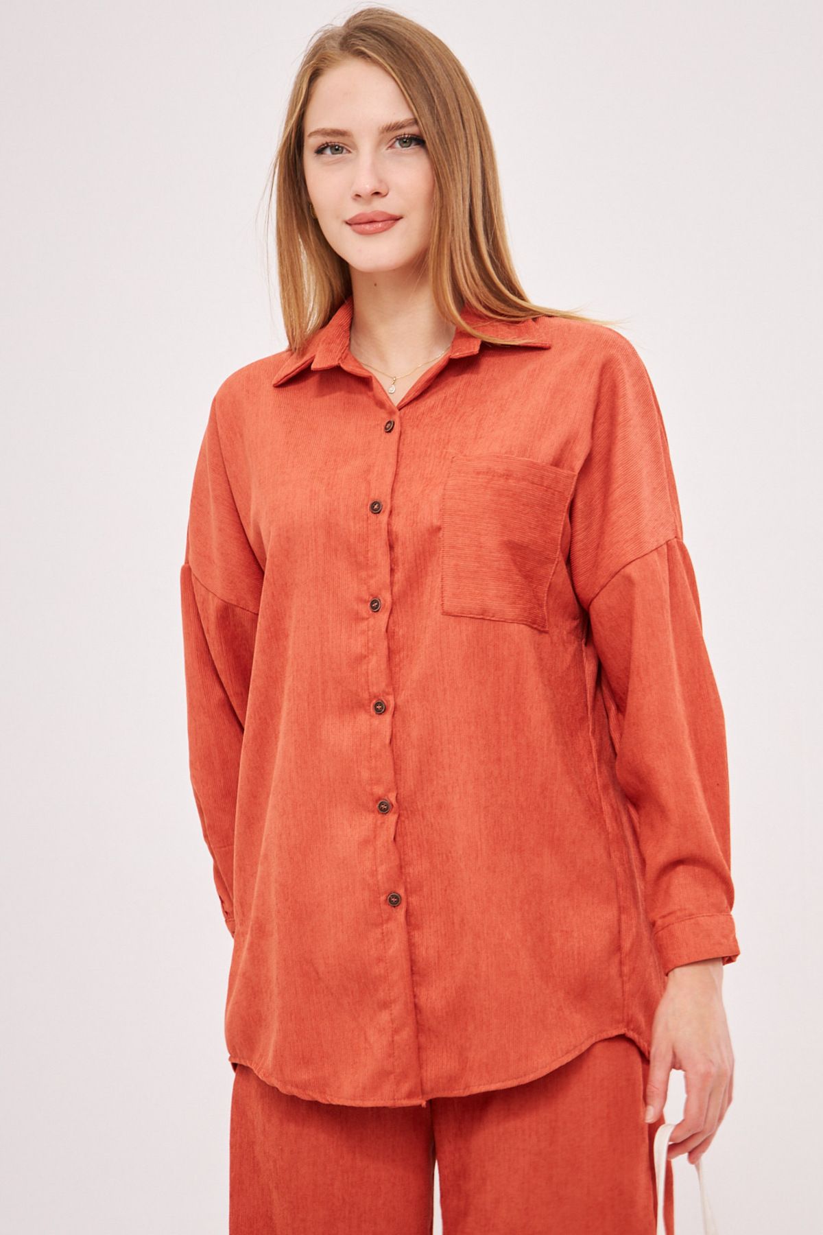 Kadın Somon Cepli Oversize İnce Fitilli Kadife Gömlek ARM-24K001076 Kadın Somon Cepli Oversize İnce Fitilli Kadife Gömlek ARM-24K001076