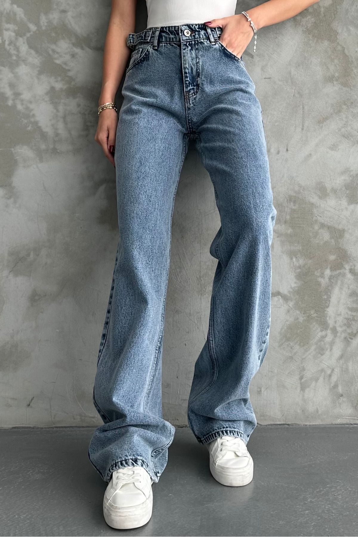 Kemeri Toka Detaylı Bol Kesim Geniş Paça Jean Pantolon Kemeri Toka Detaylı Bol Kesim Geniş Paça Jean Pantolon