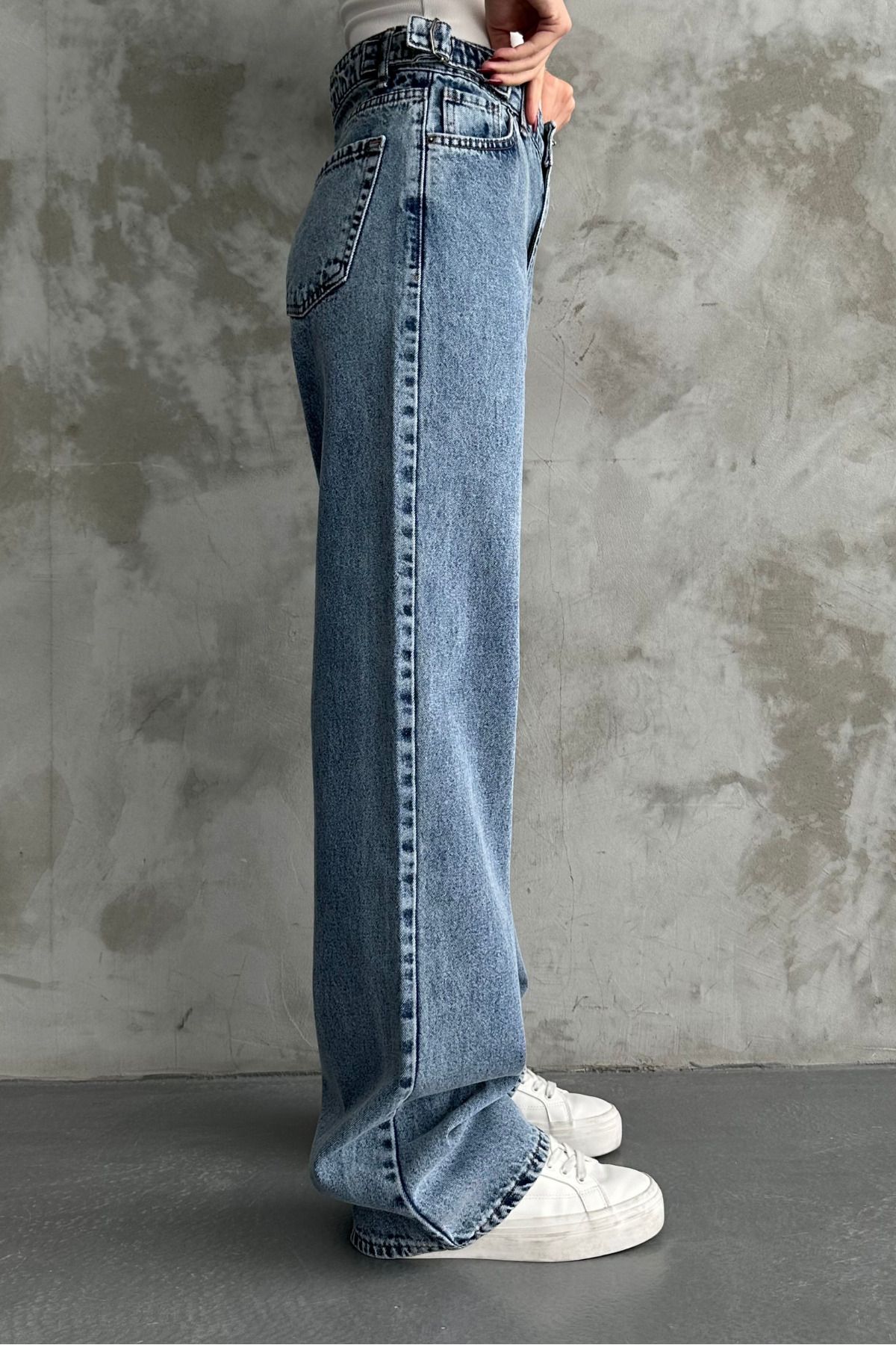 Kemeri Toka Detaylı Bol Kesim Geniş Paça Jean Pantolon Kemeri Toka Detaylı Bol Kesim Geniş Paça Jean Pantolon