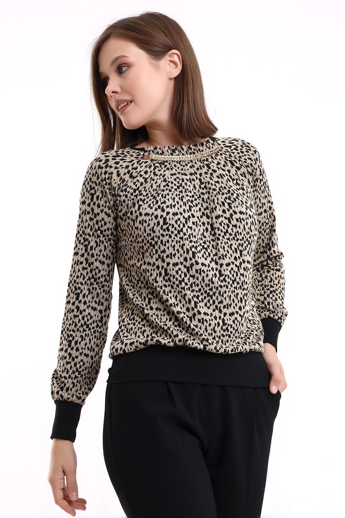 Vista Kadın Yumuşak Dokulu Reglan Uzun Kollu Yaka Zincir Aksesuar Leopar Jakar Desen Örme Bluz Vista Kadın Yumuşak Dokulu Reglan Uzun Kollu Yaka Zincir Aksesuar Leopar Jakar Desen Örme Bluz