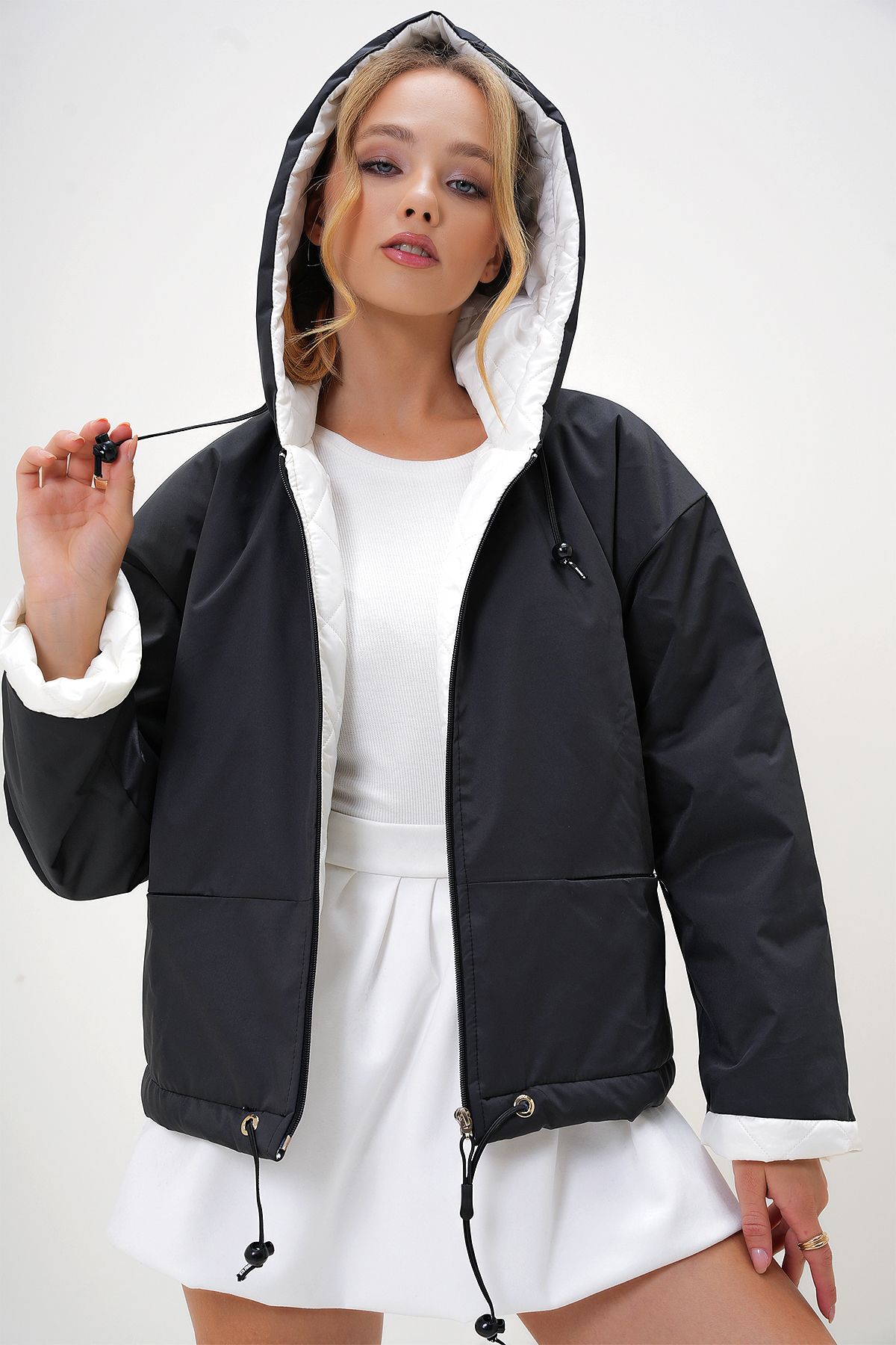 Kadın Siyah Kapüşonlu Gizli Cepli İçi Astarlı Ve Dolgulu Mont ALC-X13134