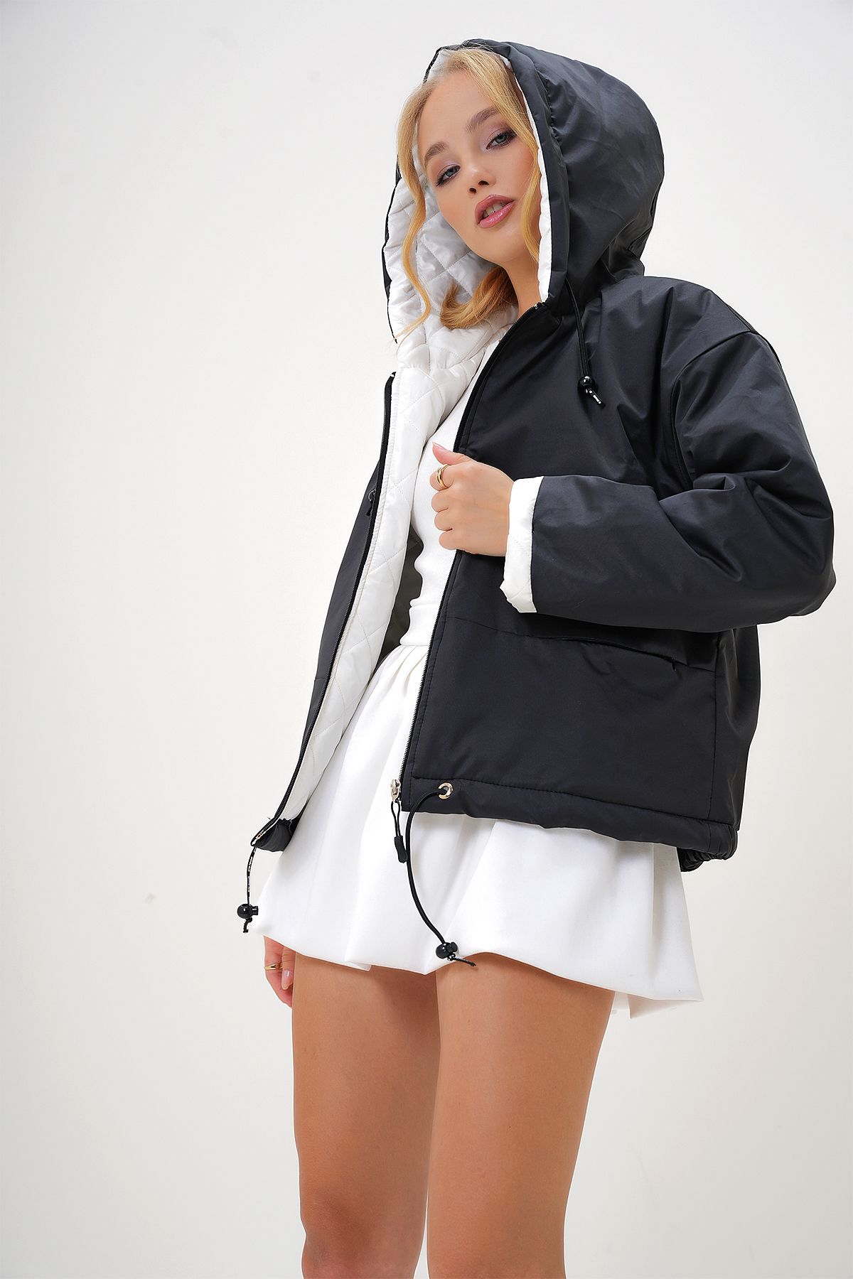 Kadın Siyah Kapüşonlu Gizli Cepli İçi Astarlı Ve Dolgulu Mont ALC-X13134