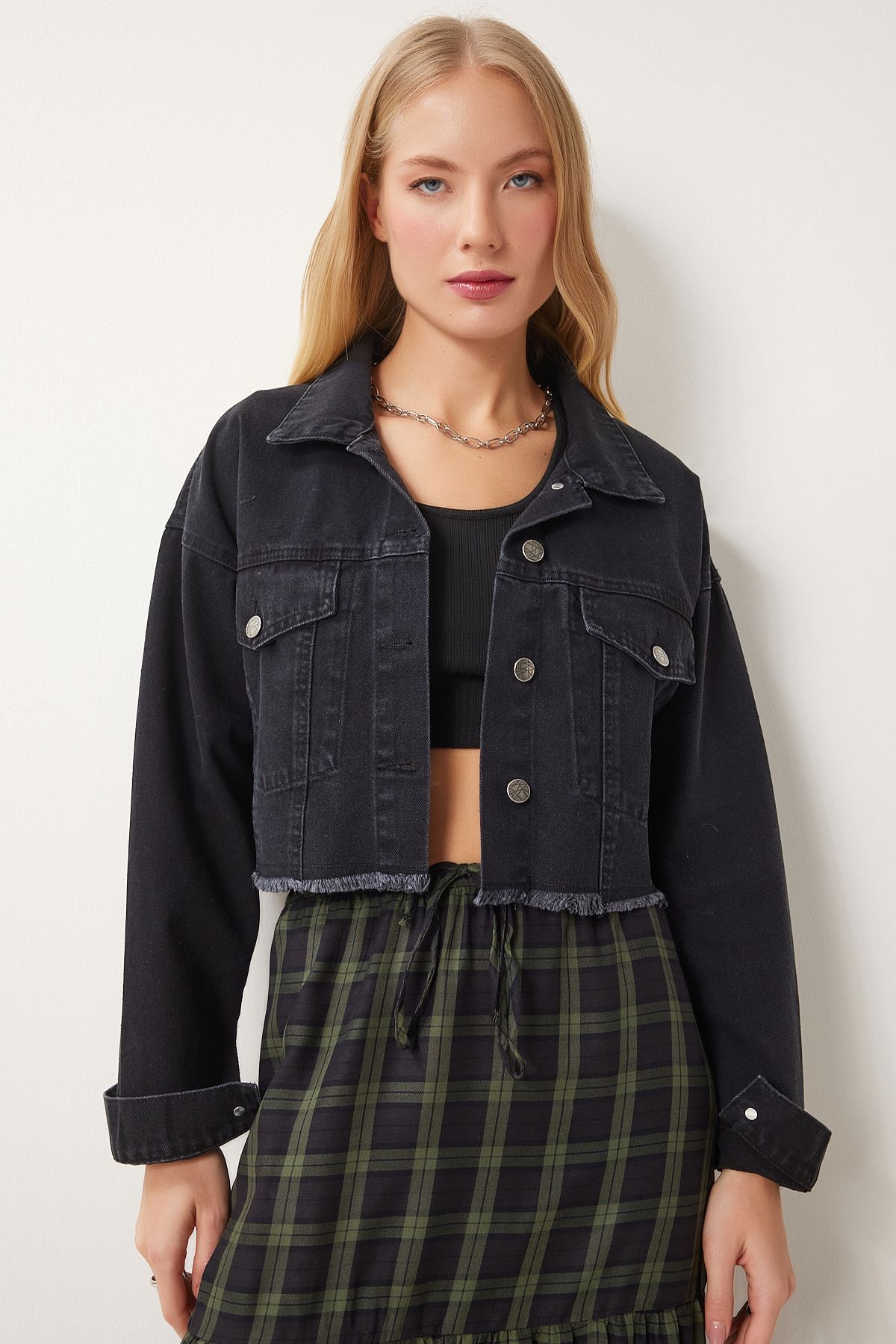 Kadın Siyah Püskül Detaylı Denim Crop Ceket AN00214 Kadın Siyah Püskül Detaylı Denim Crop Ceket AN00214