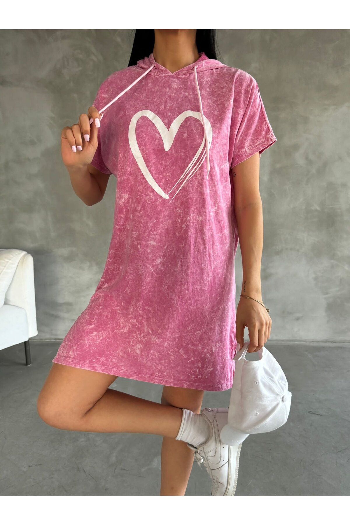 Kadın Süprem Kumaş Kalp Baskılı Kapşon Ve Yırtmaç Detaylı Mini Elbise Kadın Süprem Kumaş Kalp Baskılı Kapşon Ve Yırtmaç Detaylı Mini Elbise