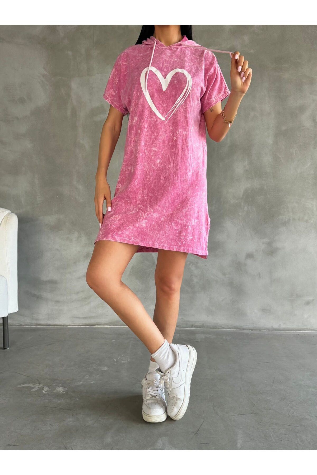 Kadın Süprem Kumaş Kalp Baskılı Kapşon Ve Yırtmaç Detaylı Mini Elbise Kadın Süprem Kumaş Kalp Baskılı Kapşon Ve Yırtmaç Detaylı Mini Elbise