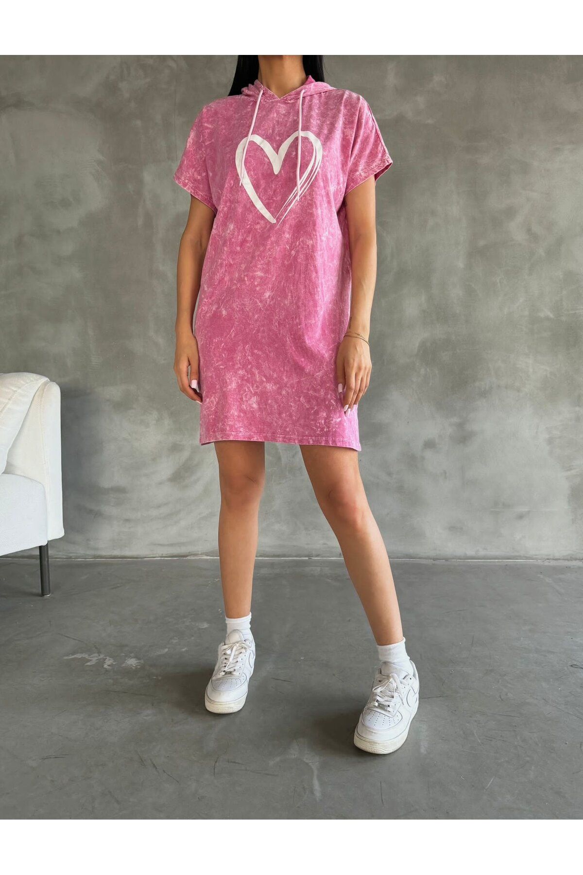 Kadın Süprem Kumaş Kalp Baskılı Kapşon Ve Yırtmaç Detaylı Mini Elbise Kadın Süprem Kumaş Kalp Baskılı Kapşon Ve Yırtmaç Detaylı Mini Elbise