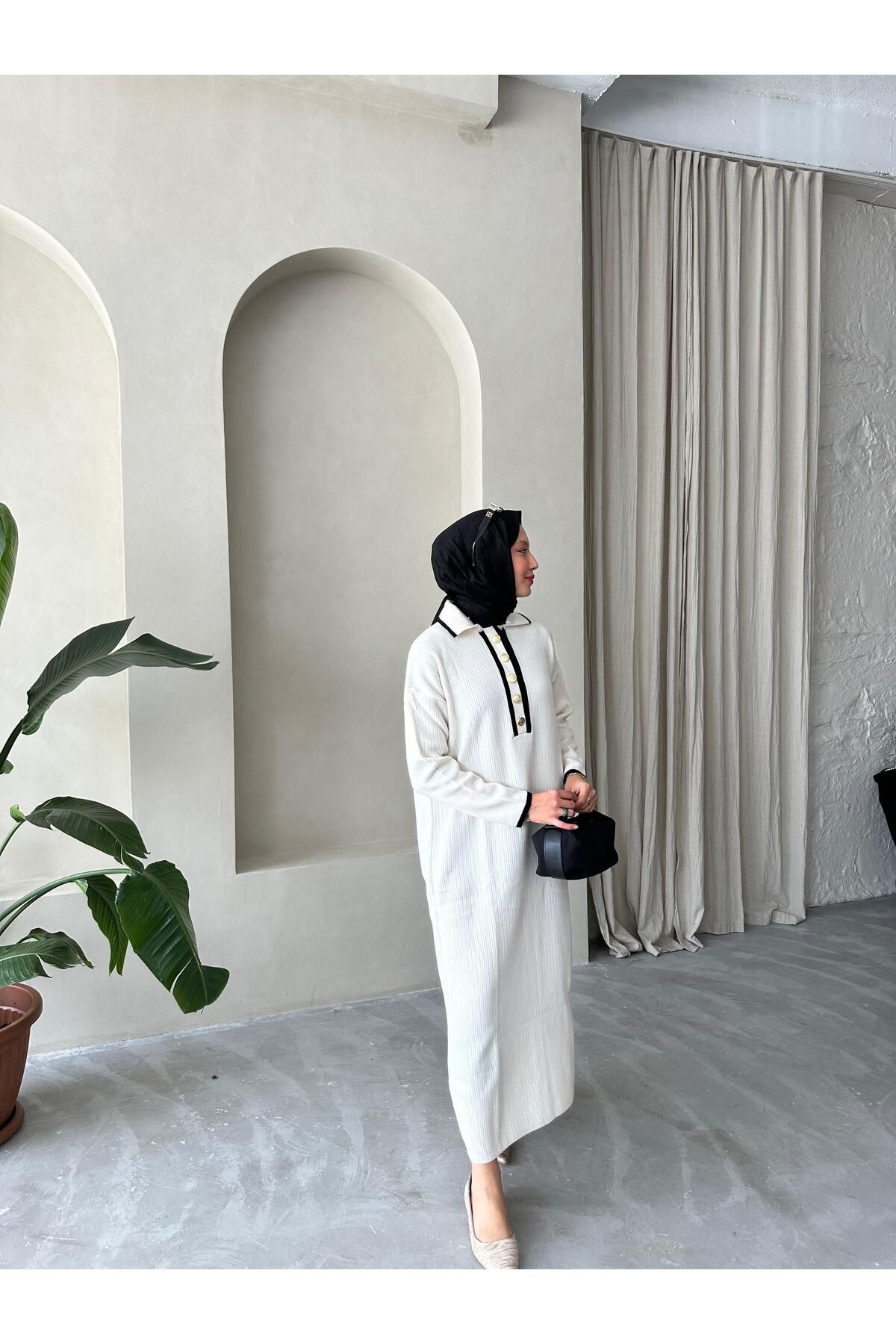 Oversize Düğmeli V Yaka Fitilli Triko Tesettür Elbise Fitilli Uzun Kışlık Tam Boy Elbise Oversize Düğmeli V Yaka Fitilli Triko Tesettür Elbise Fitilli Uzun Kışlık Tam Boy Elbise