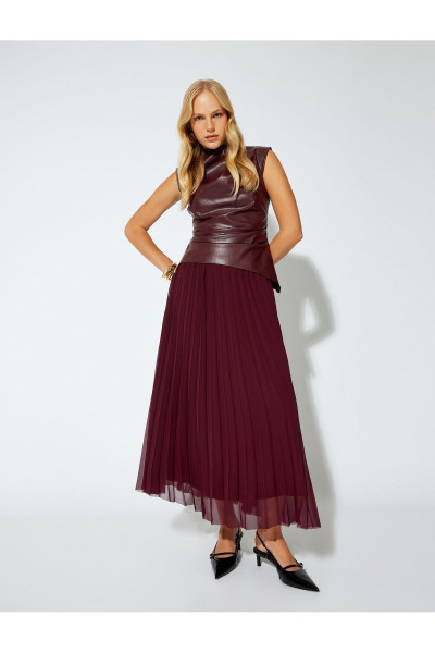 Suni Deri Bluz Kolsuz Asimetrik Kesim Drape Detaylı Suni Deri Bluz Kolsuz Asimetrik Kesim Drape Detaylı