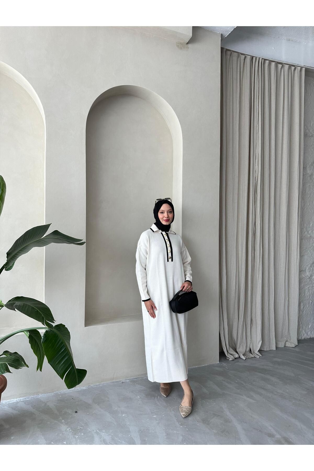 Oversize Düğmeli V Yaka Fitilli Triko Tesettür Elbise Fitilli Uzun Kışlık Tam Boy Elbise Oversize Düğmeli V Yaka Fitilli Triko Tesettür Elbise Fitilli Uzun Kışlık Tam Boy Elbise