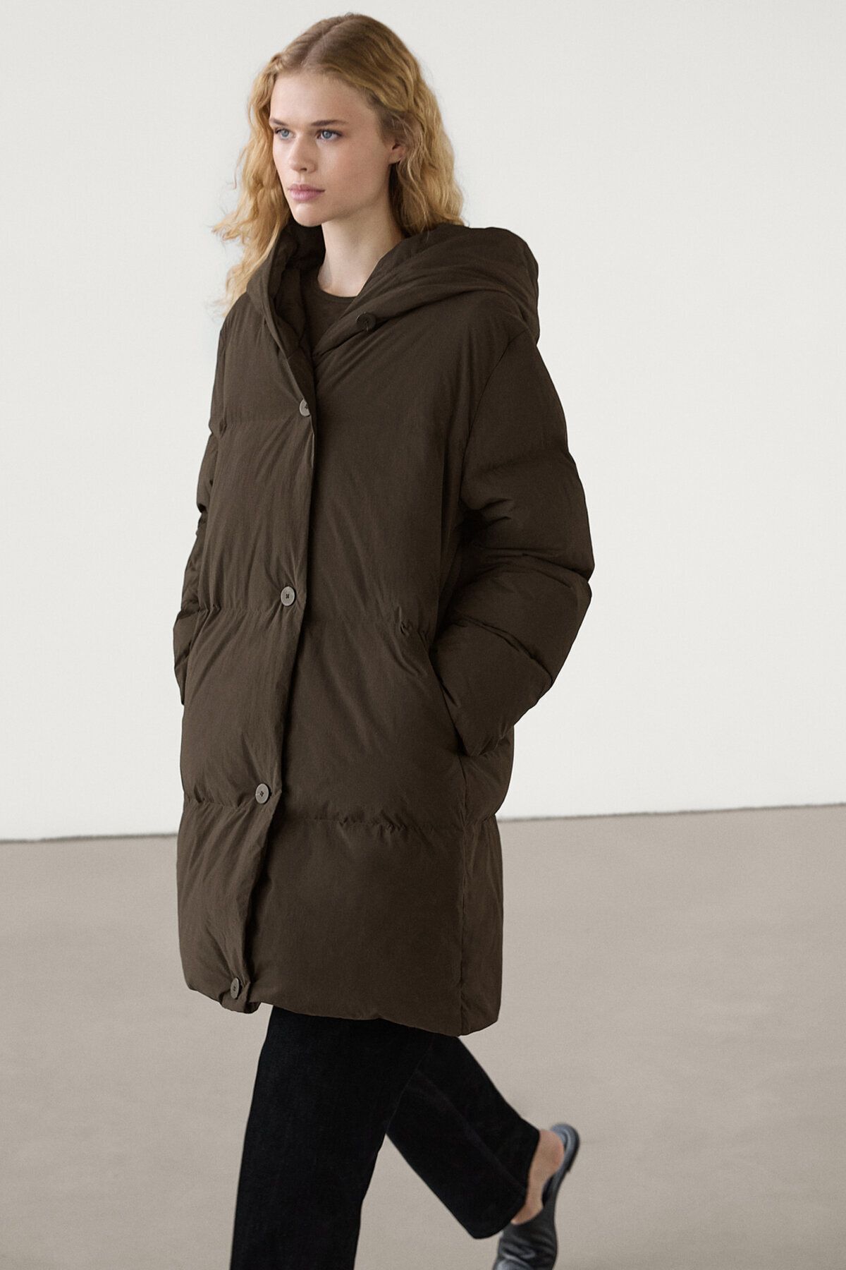 Kapüşonlu kuş tüyü şişme mont Kapüşonlu kuş tüyü şişme mont