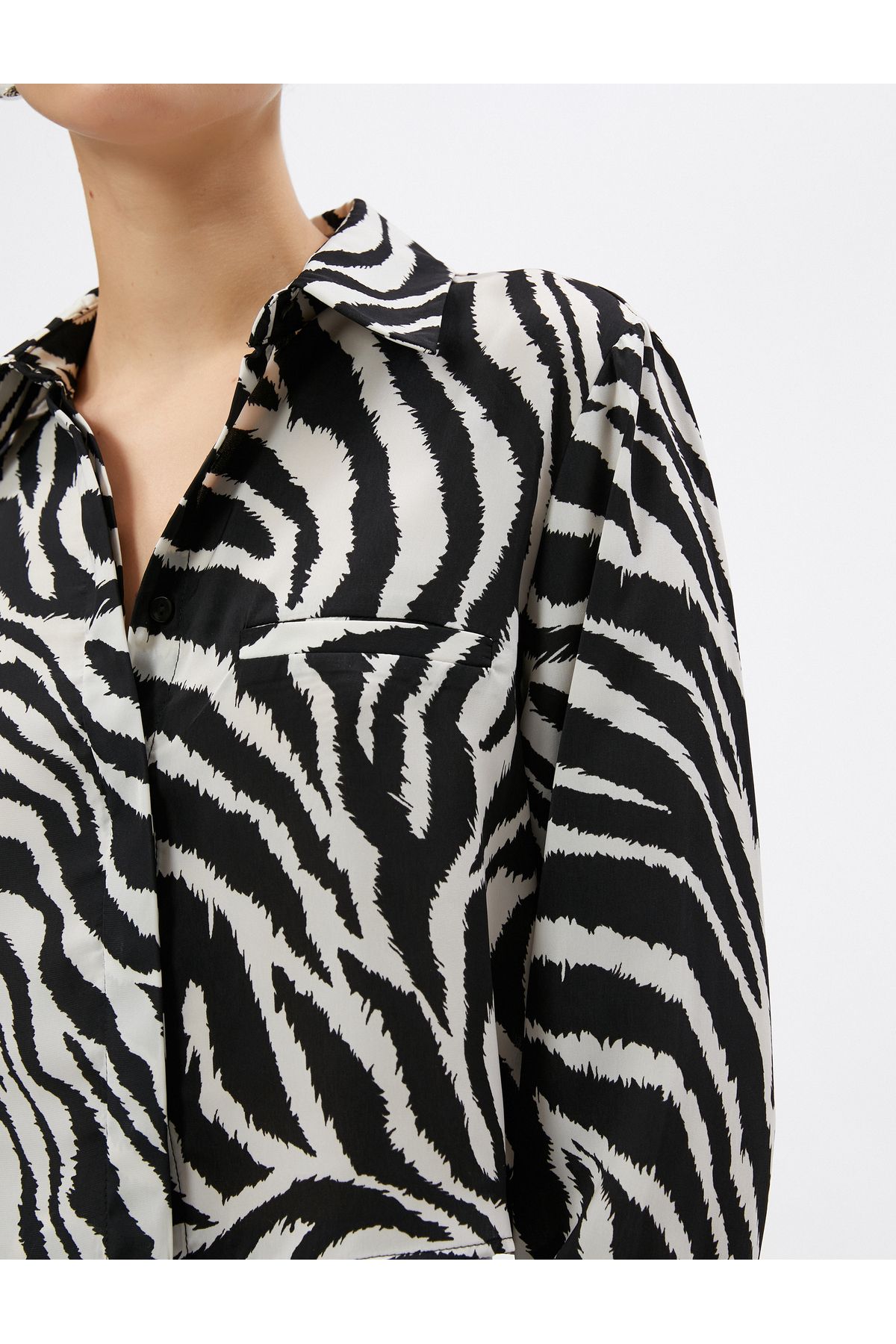 Zebra Desenli Gömlek Uzun Kollu Cep Detaylı Gizli Düğmeli Zebra Desenli Gömlek Uzun Kollu Cep Detaylı Gizli Düğmeli