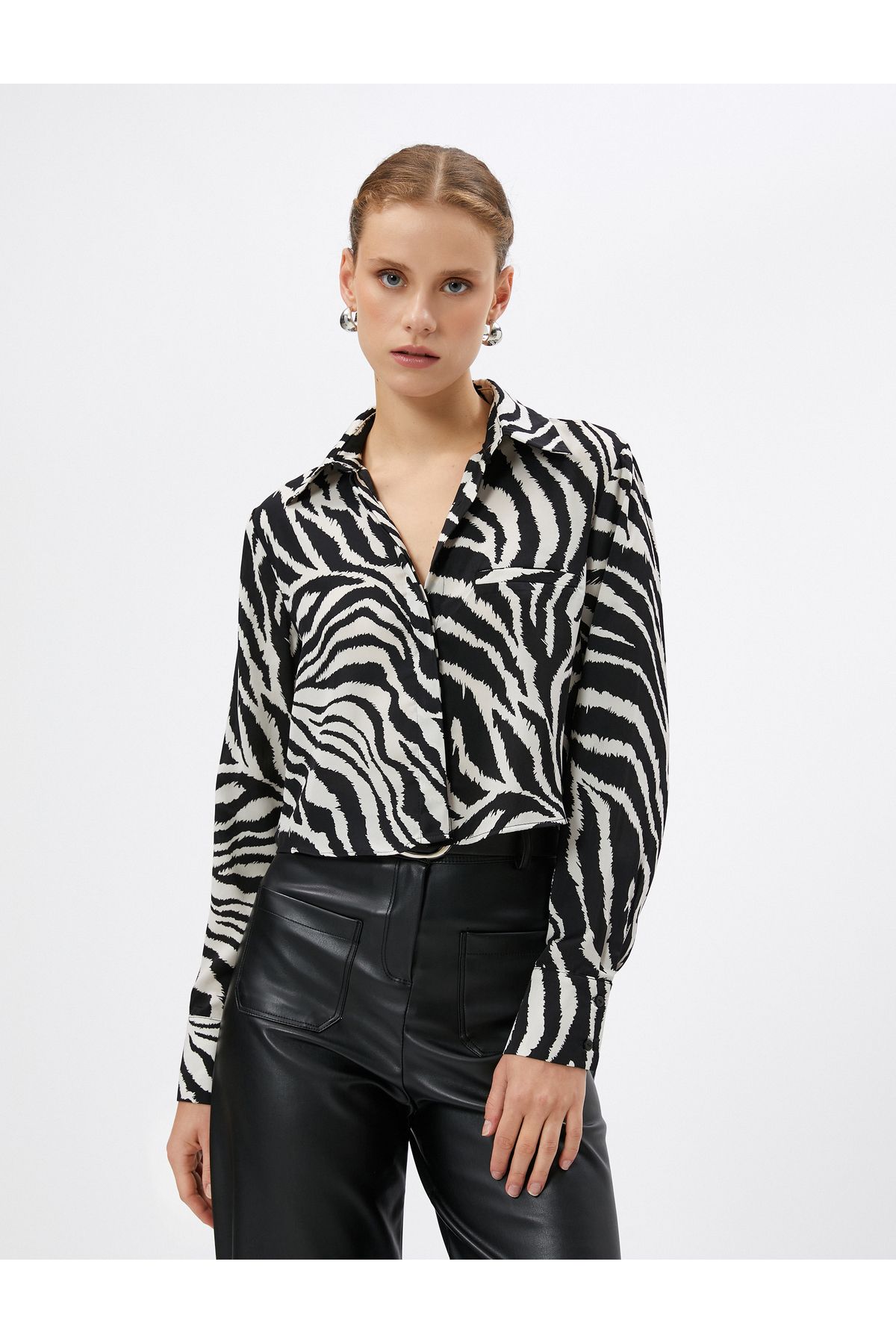 Zebra Desenli Gömlek Uzun Kollu Cep Detaylı Gizli Düğmeli Zebra Desenli Gömlek Uzun Kollu Cep Detaylı Gizli Düğmeli