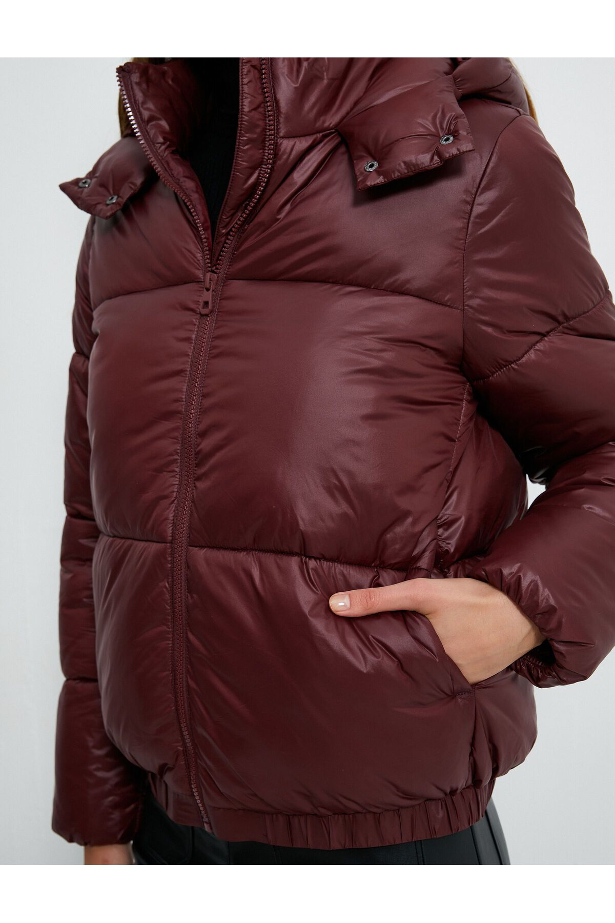 Kısa Şişme Mont Kapüşonlu Fermuarlı Beli Lastikli Cepli Kısa Şişme Mont Kapüşonlu Fermuarlı Beli Lastikli Cepli