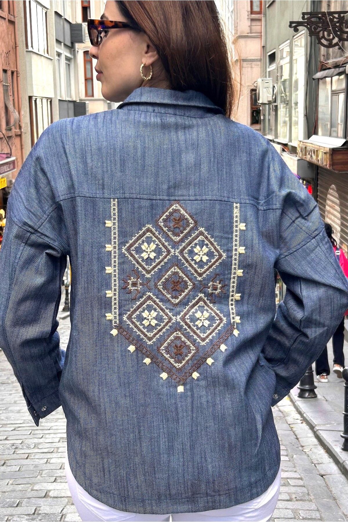 Vintage Omuzları ve Sırtı Nakış Detaylı Cepli Çıtçıtlı Denim Gömlek Ceket Vintage Omuzları ve Sırtı Nakış Detaylı Cepli Çıtçıtlı Denim Gömlek Ceket