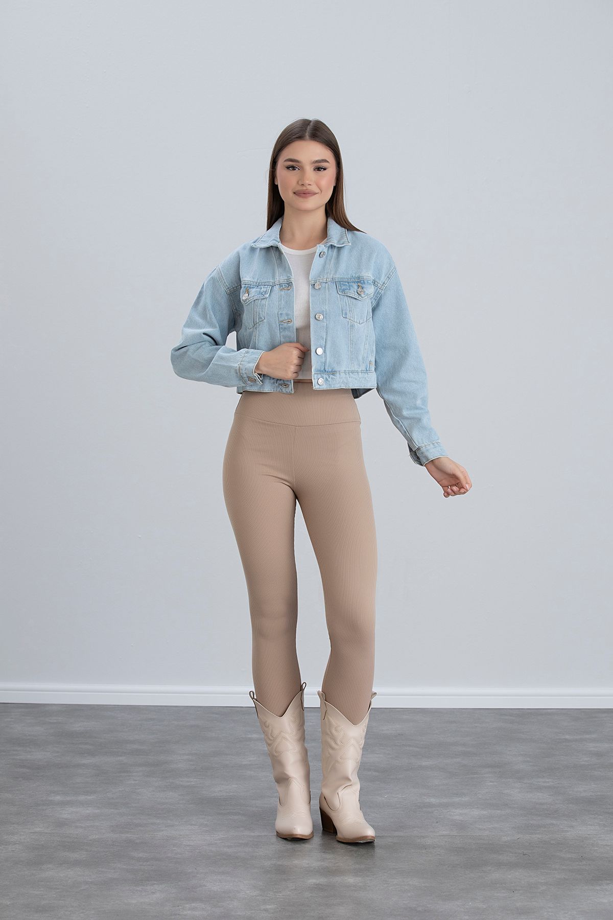 Kadın Mavi Crop Kemerli Denim Çift Cepli Kol Cep Detaylı Kot Ceket