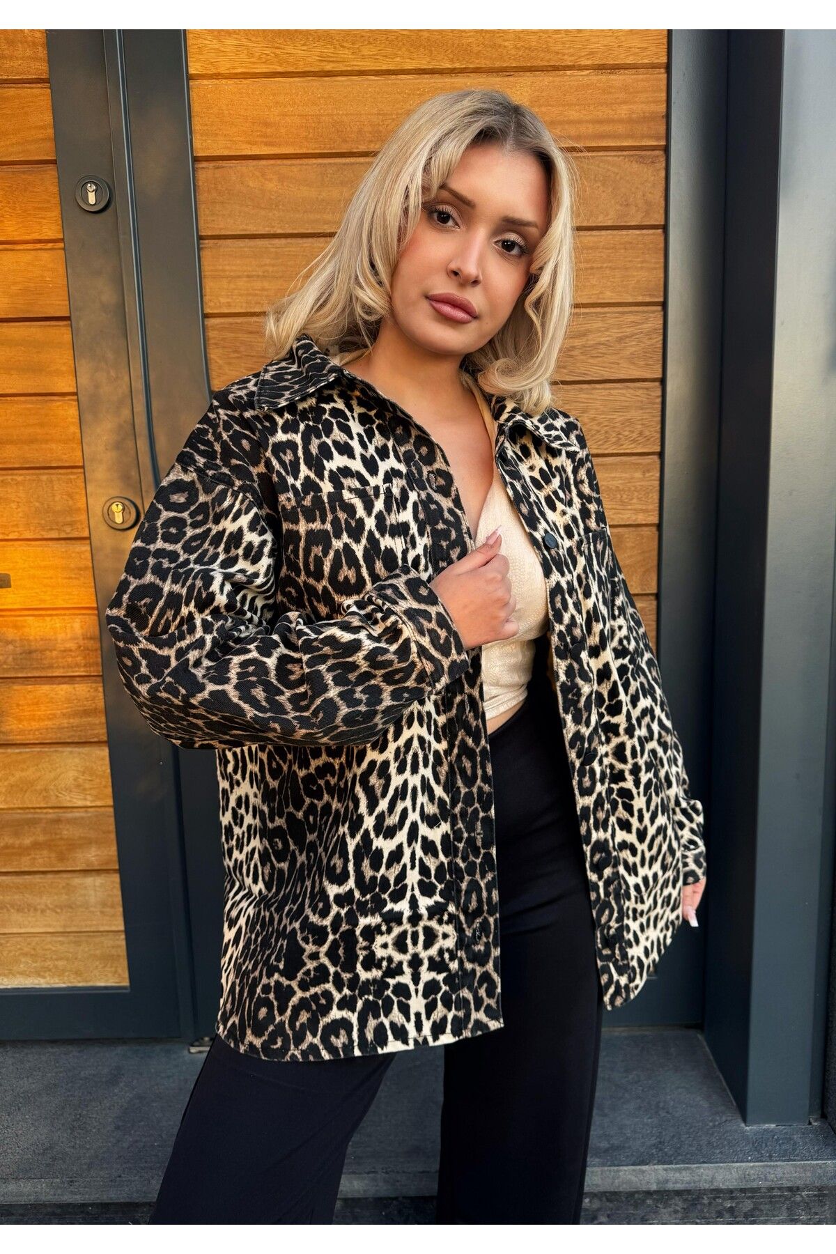Leopar Desen Çift Cep Oversize Denim Gömlek Ceket Leopar Desen Çift Cep Oversize Denim Gömlek Ceket