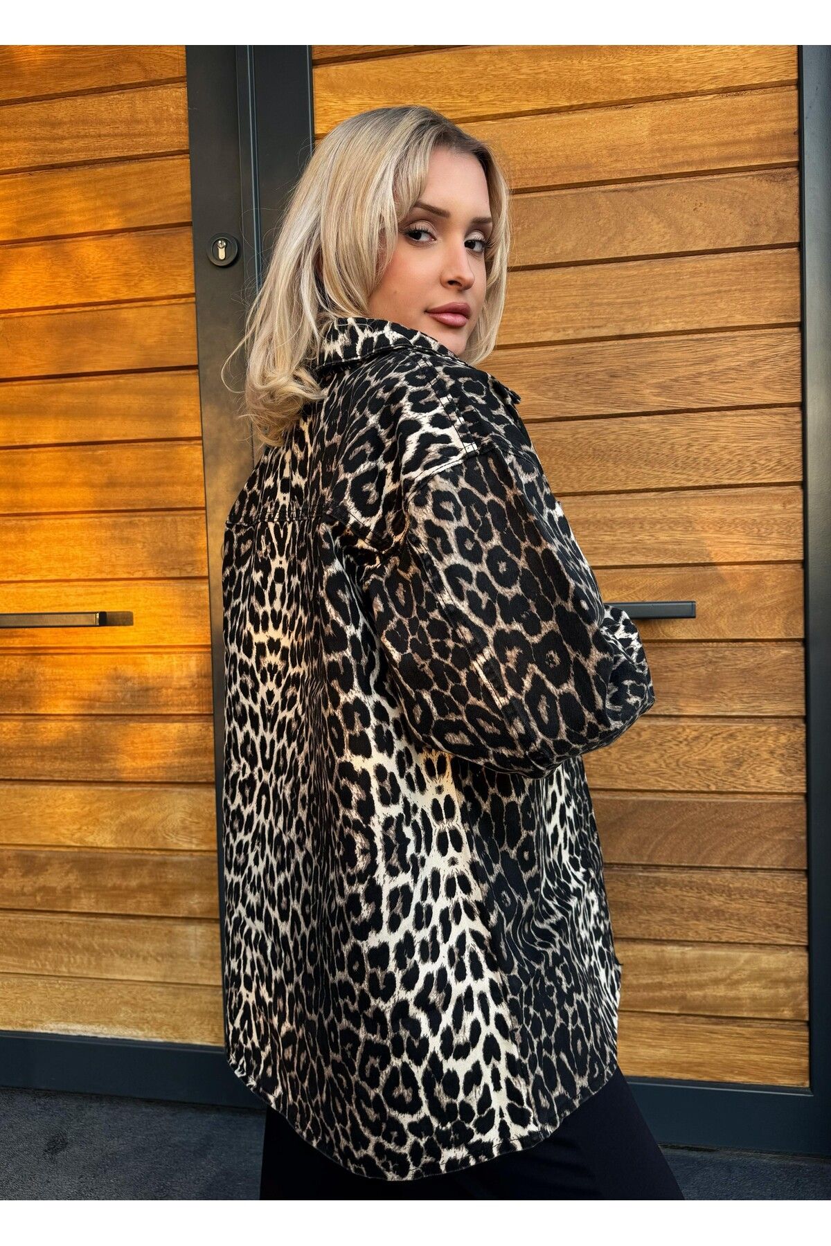Leopar Desen Çift Cep Oversize Denim Gömlek Ceket Leopar Desen Çift Cep Oversize Denim Gömlek Ceket