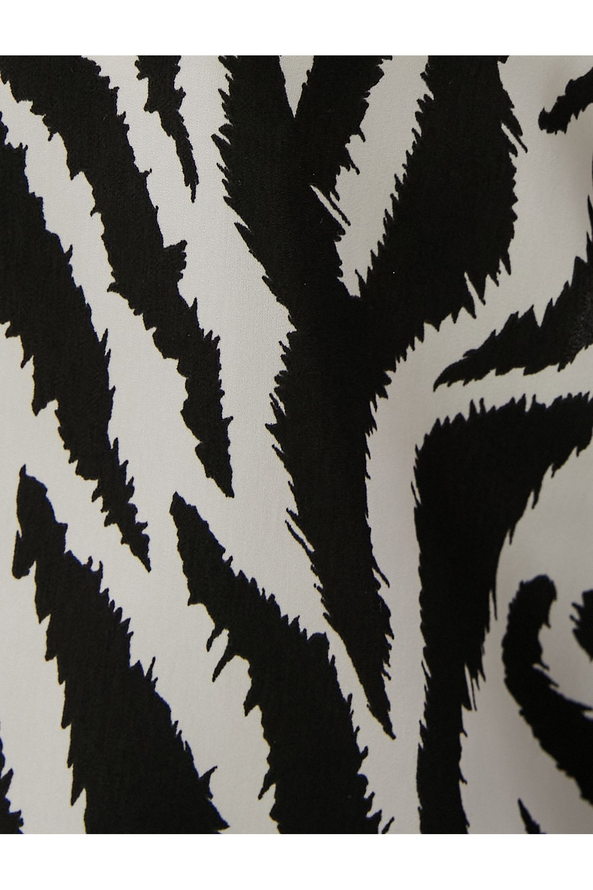 Zebra Desenli Gömlek Uzun Kollu Cep Detaylı Gizli Düğmeli Zebra Desenli Gömlek Uzun Kollu Cep Detaylı Gizli Düğmeli