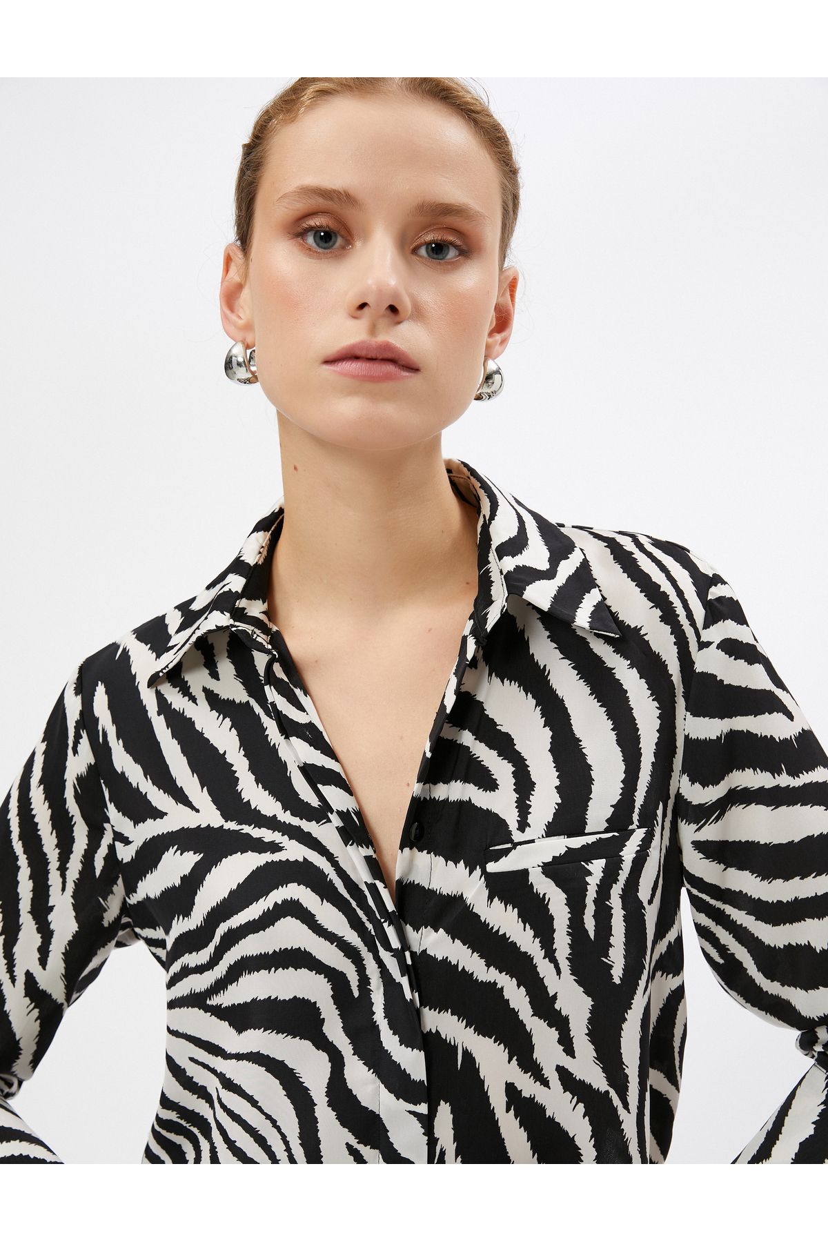 Zebra Desenli Gömlek Uzun Kollu Cep Detaylı Gizli Düğmeli Zebra Desenli Gömlek Uzun Kollu Cep Detaylı Gizli Düğmeli