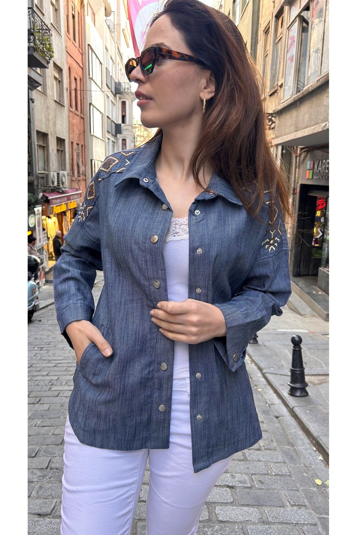 Vintage Omuzları ve Sırtı Nakış Detaylı Cepli Çıtçıtlı Denim Gömlek Ceket Vintage Omuzları ve Sırtı Nakış Detaylı Cepli Çıtçıtlı Denim Gömlek Ceket