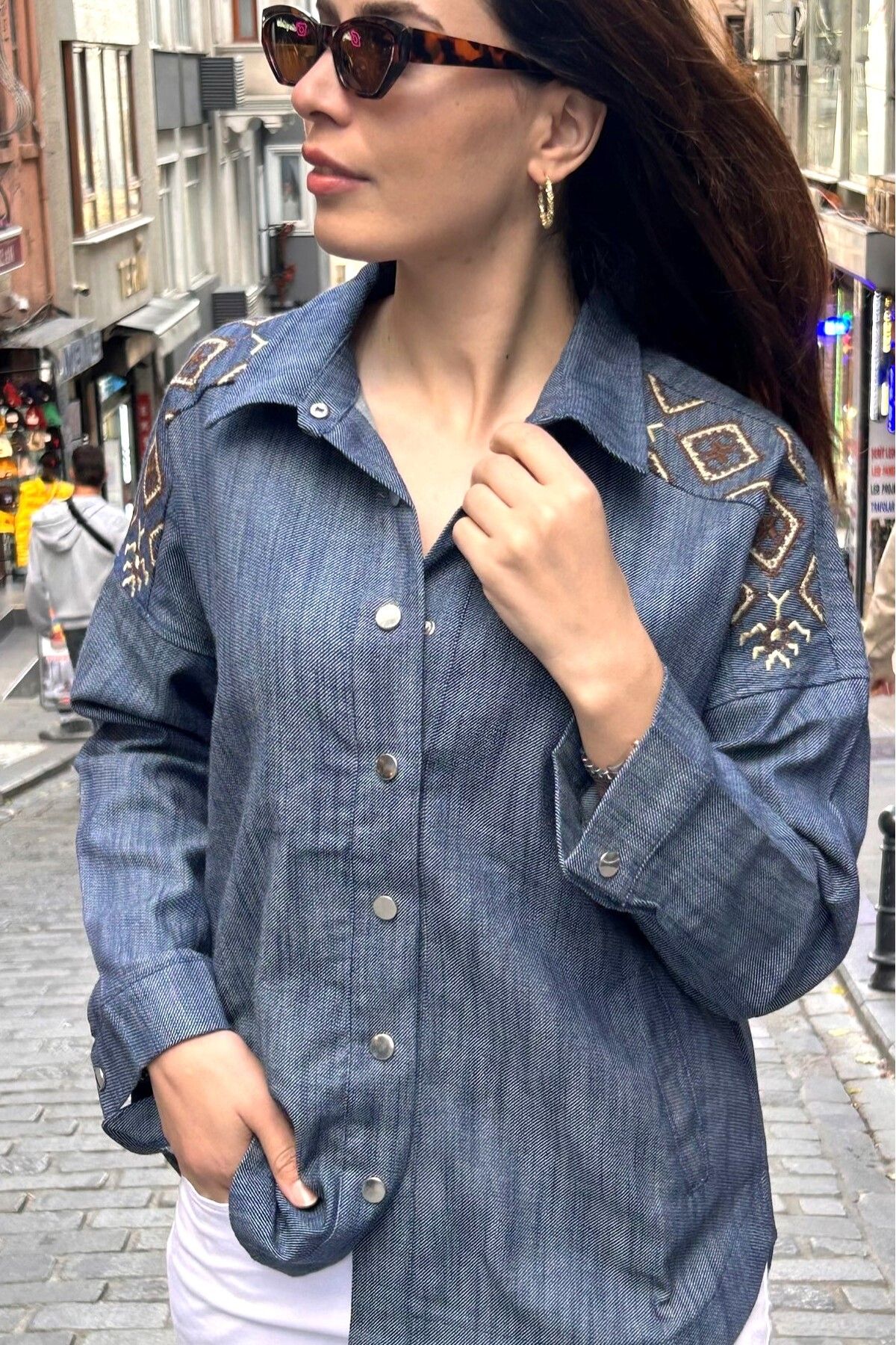Vintage Omuzları ve Sırtı Nakış Detaylı Cepli Çıtçıtlı Denim Gömlek Ceket Vintage Omuzları ve Sırtı Nakış Detaylı Cepli Çıtçıtlı Denim Gömlek Ceket