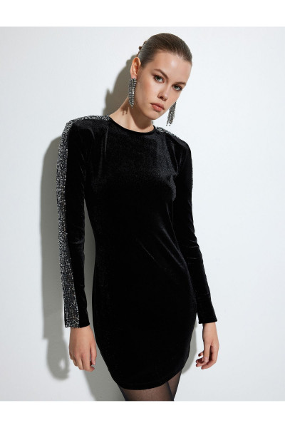 Slim Fit Yuvarlak Yaka Uzun Kollu Mini Pullu Payetli Kadife Elbise Slim Fit Yuvarlak Yaka Uzun Kollu Mini Pullu Payetli Kadife Elbise