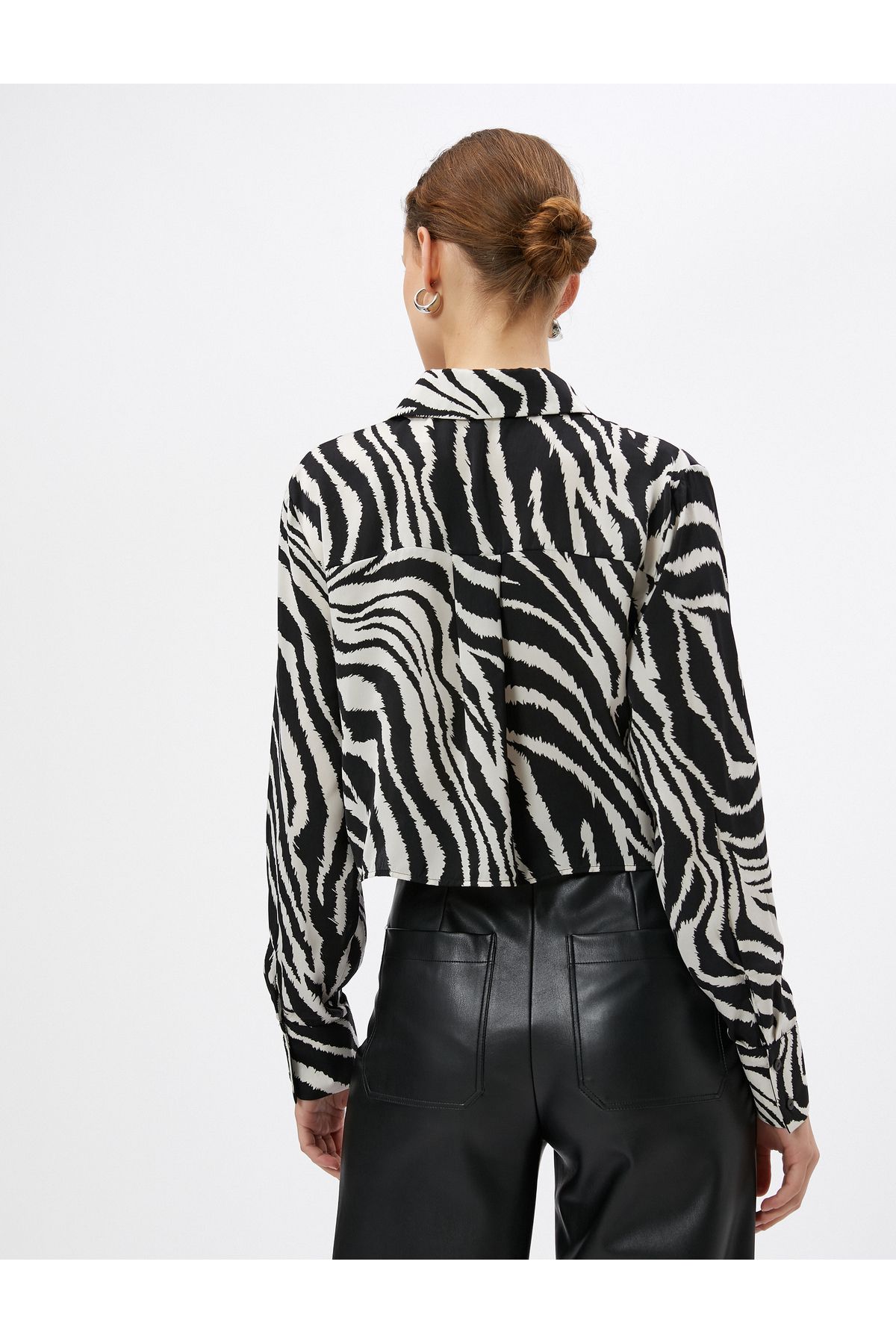 Zebra Desenli Gömlek Uzun Kollu Cep Detaylı Gizli Düğmeli Zebra Desenli Gömlek Uzun Kollu Cep Detaylı Gizli Düğmeli