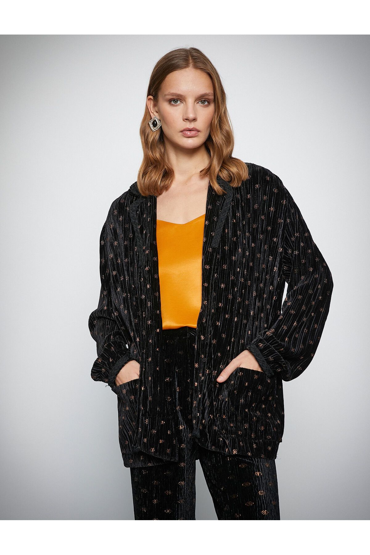 Melis Ağazat X - Biye Detaylı Fitilli Kadife Ceket Melis Ağazat X - Biye Detaylı Fitilli Kadife Ceket