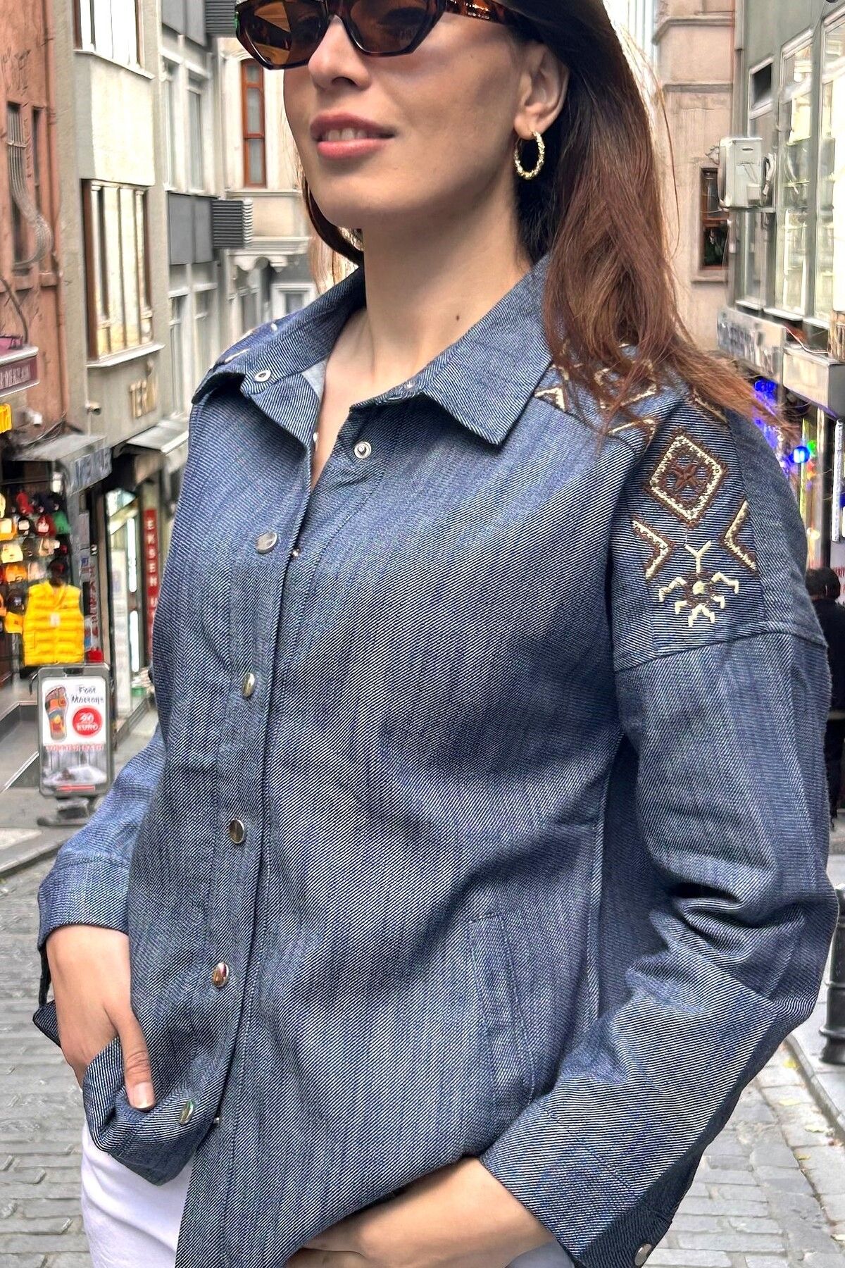 Vintage Omuzları ve Sırtı Nakış Detaylı Cepli Çıtçıtlı Denim Gömlek Ceket Vintage Omuzları ve Sırtı Nakış Detaylı Cepli Çıtçıtlı Denim Gömlek Ceket